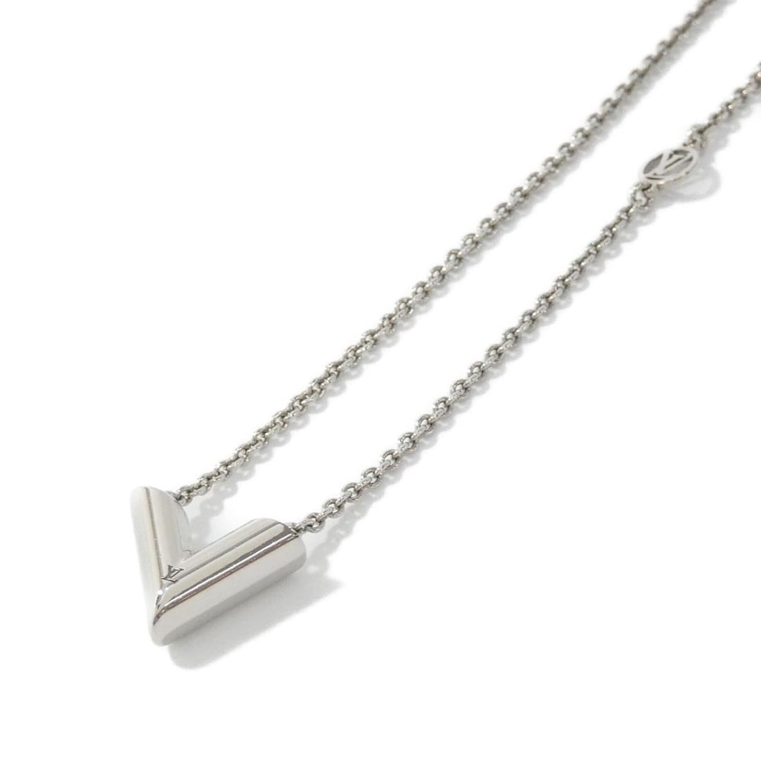 Louis Vuitton Essential V Necklace M63197: --- Catalog ---Category: SizePendant Size: 15mm x 15mm / 0.59'' x 0.59''Neck Circumference: 39 cm - 44 cm / 15.35'' - 17.32''Category: DesignColor: SilverGender: WomenNecklace Type: NecklaceCategory: 