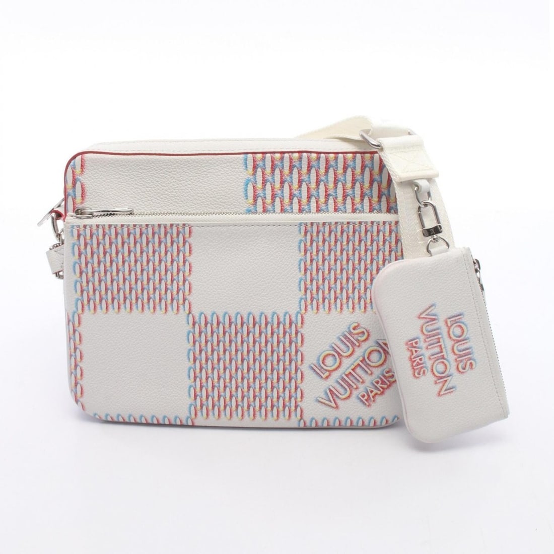 Louis Vuitton Trio Messenger Damier Giant Spray Shoulder Bag Handbag Leather Men's White Multicolor: --- Catalog ---Category: SizeSize (HxWxD): 18cm x 24cm x 5cm / 7.08'' x 9.44'' x 1.96''Category: DesignType: Shoulder bagColor: Multi-color, WhiteGender: MenMaterial: Leather Category: GeneralMPN: M20