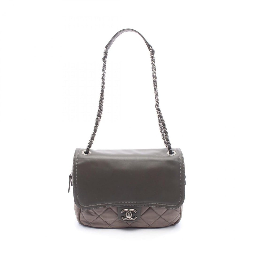 Chanel Matelassé Shoulder Bag/Handbag, Lambskin Leather, Women's, Khaki: --- Catalog ---Category: SizeSize (HxWxD): 21cm x 26.5cm x 7.5cm / 8.26'' x 10.43'' x 2.95''Category: DesignType: Handbag, Shoulder bagColor: KhakiGender: WomenMaterial: Leather Hardware Color: Silver