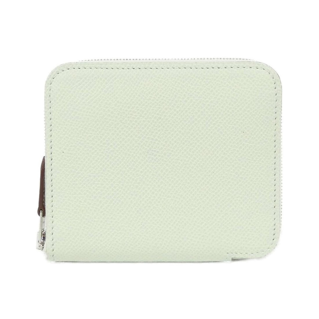 Hermes EN LIBERTE Silk In Compact 084266CK Wallet: --- Catalog ---Category: SizeSize (HxWxD): 9cm x 11cm x 1.5cm / 3.54'' x 4.33'' x 0.59''Category: DesignType: Wallet (bi-fold)Color: Blue hydra, GreenGender: Men,WomenMaterial: Epsom leather , Silk