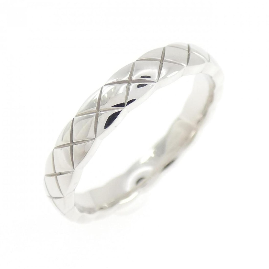 Chanel Coco Crush Mini Ring: --- Catalog ---Category: SizeUS Size: 6.5Brand Size: 52Category: DesignType: Band ringGender: WomenMaterial: White gold (18K)Category: GeneralMPN: J11793Brand: Chanel--- Item List ---Section: