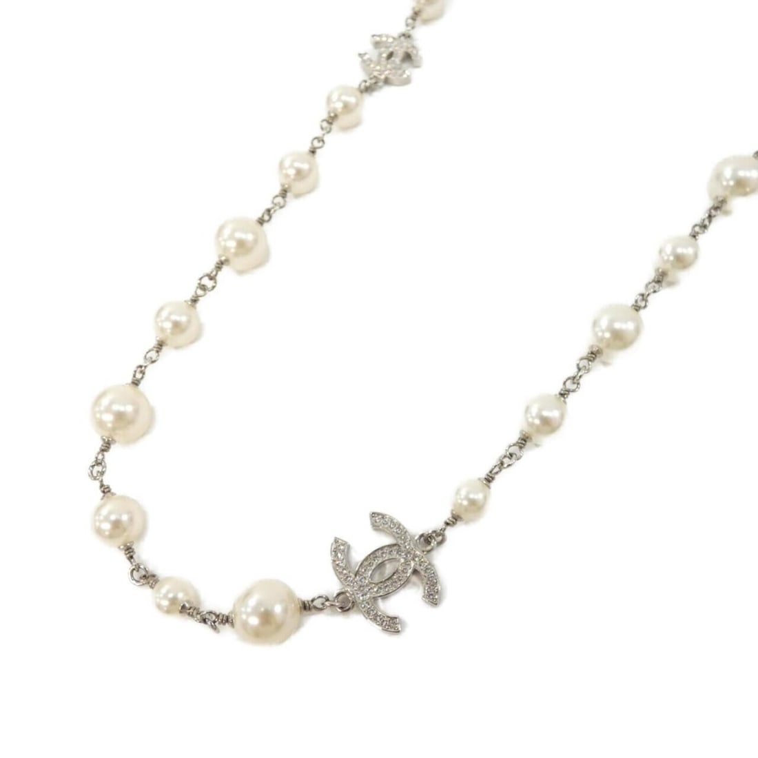 Chanel 36121 Necklace: --- Catalog ---Category: SizePendant Size: 22mm x 20mm / 0.86'' x 0.78''Neck Circumference: 106 cm - 108 cm / 41.73'' - 42.51''Category: DesignColor: Silver, WhiteGender: WomenNecklace Type: NecklaceC