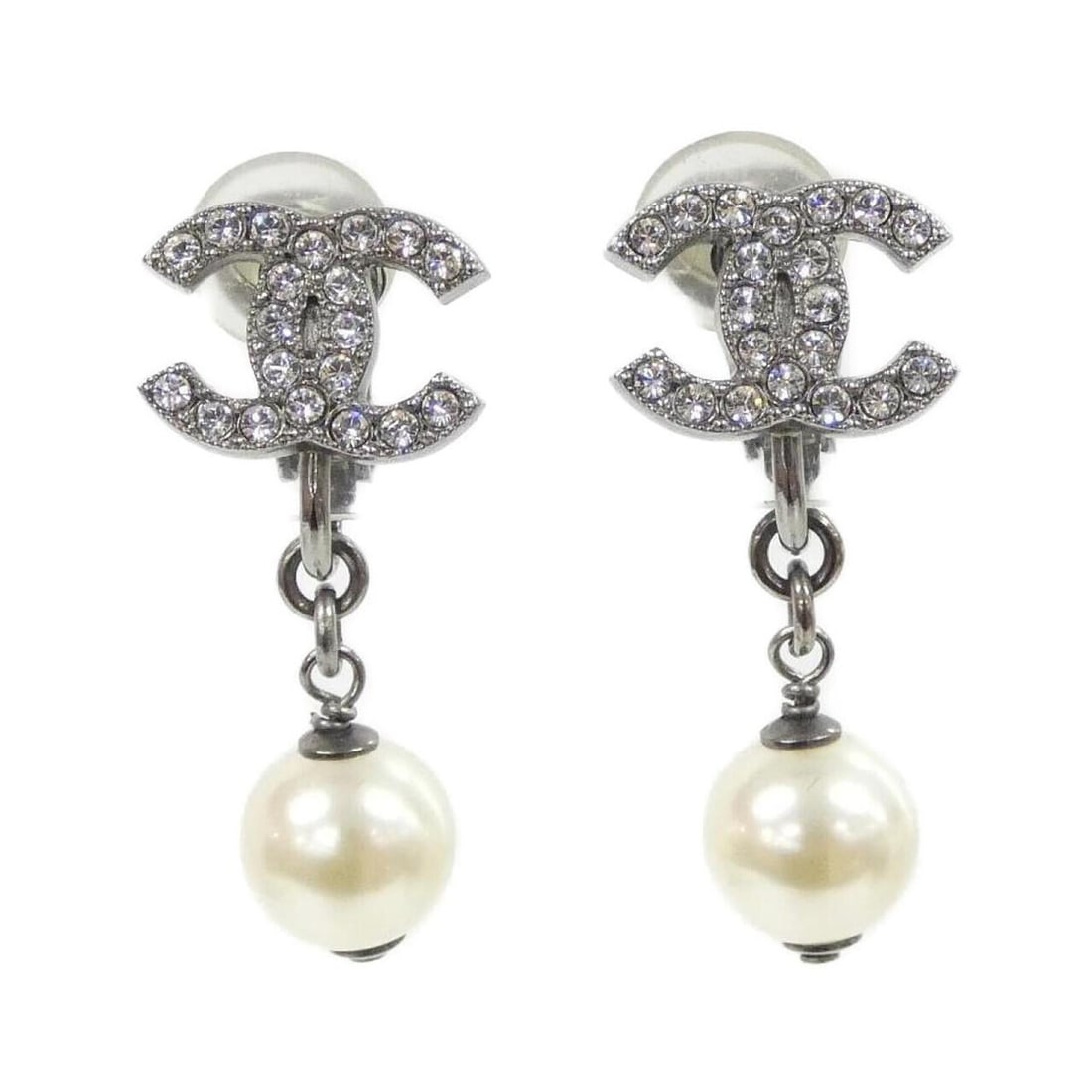 Chanel earrings: --- Catalog ---Category: SizeSize (HxWxD): 28.00mm x 12.00mm / 1.10'' x 0.47''Category: DesignType: Stud earringsColor: Silver, WhiteStone: Artificial pearl, CrystalGender: WomenCategory: