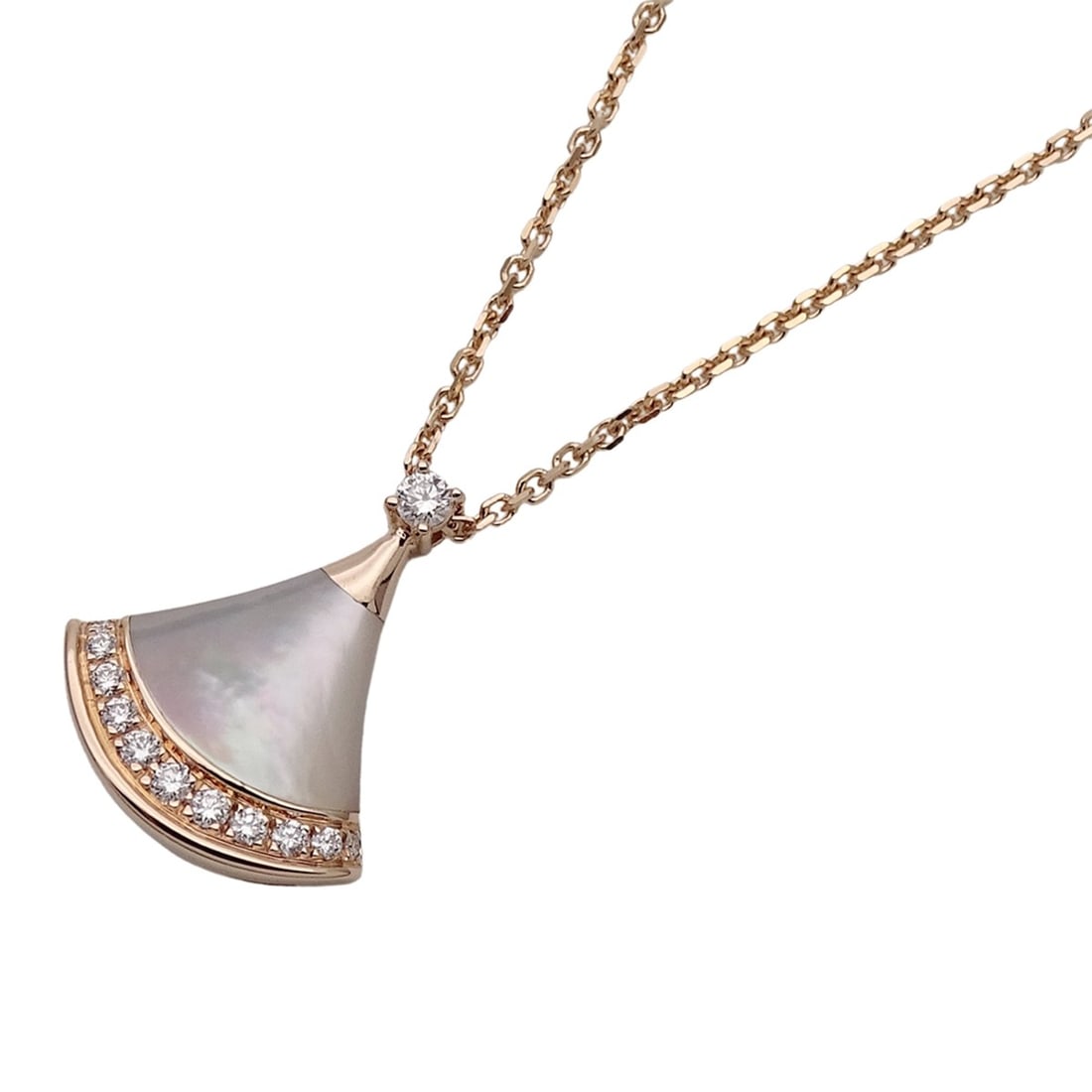 BVLGARI necklace for women, brand name, 750PG, diamond, mother-of-pearl, Diva's Dream, pink gold: --- Catalog ---Category: SizePendant Size: 16.3mm x 13.8mm / 0.64'' x 0.54''Neck Circumference: 43.5 cm / 17.12''Category: DesignColor: Pink goldGender: WomenMaterial: Mother of pearl, Pink gold (18K)