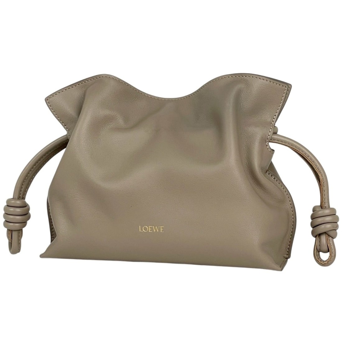 Loewe Flamenco Clutch Mini 2-Way Leather Sand (Beige) A411FC2XA6 Women's: --- Catalog ---Category: SizeSize (HxWxD): 19cm x 23cm x 7cm / 7.48'' x 9.05'' x 2.75''Category: DesignType: PouchColor: Beige, SandGender: WomenMaterial: Leather Category: GeneralMPN: A411FC2XA6Brand