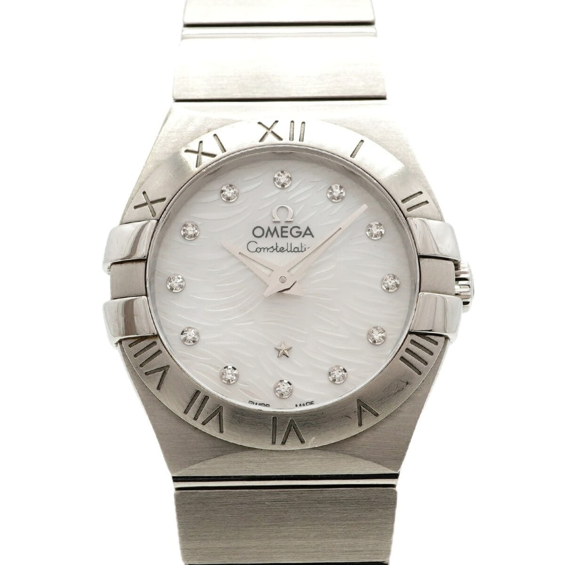 Omega Constellation Plume Diamond 123.10.27.60.55.004 White Dial Women's Watch: --- Catalog ---Category: SizeWrist Size: 14.5cm / 5.7''Case Diameter: 27mm / 1.06''Category: DesignType: WristwatchGender: WomenColor (Dial): WhiteMaterial (Band): Stainless steelCategory: GeneralMPN: