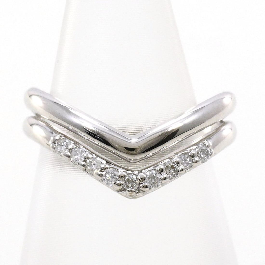 18K (18-karat white gold) ring with 0.09ct diamond, card design, total weight 3.1g, jewelry.: --- Catalog ---Category: SizeWidth: 12mm / 0.47''Weight: 3.1g / 0.1oz.JP Size: 4US Size: 3Category: DesignType: Band ringColor: White goldMetal: White GoldStone: DiamondGender: WomenMaterial: White go