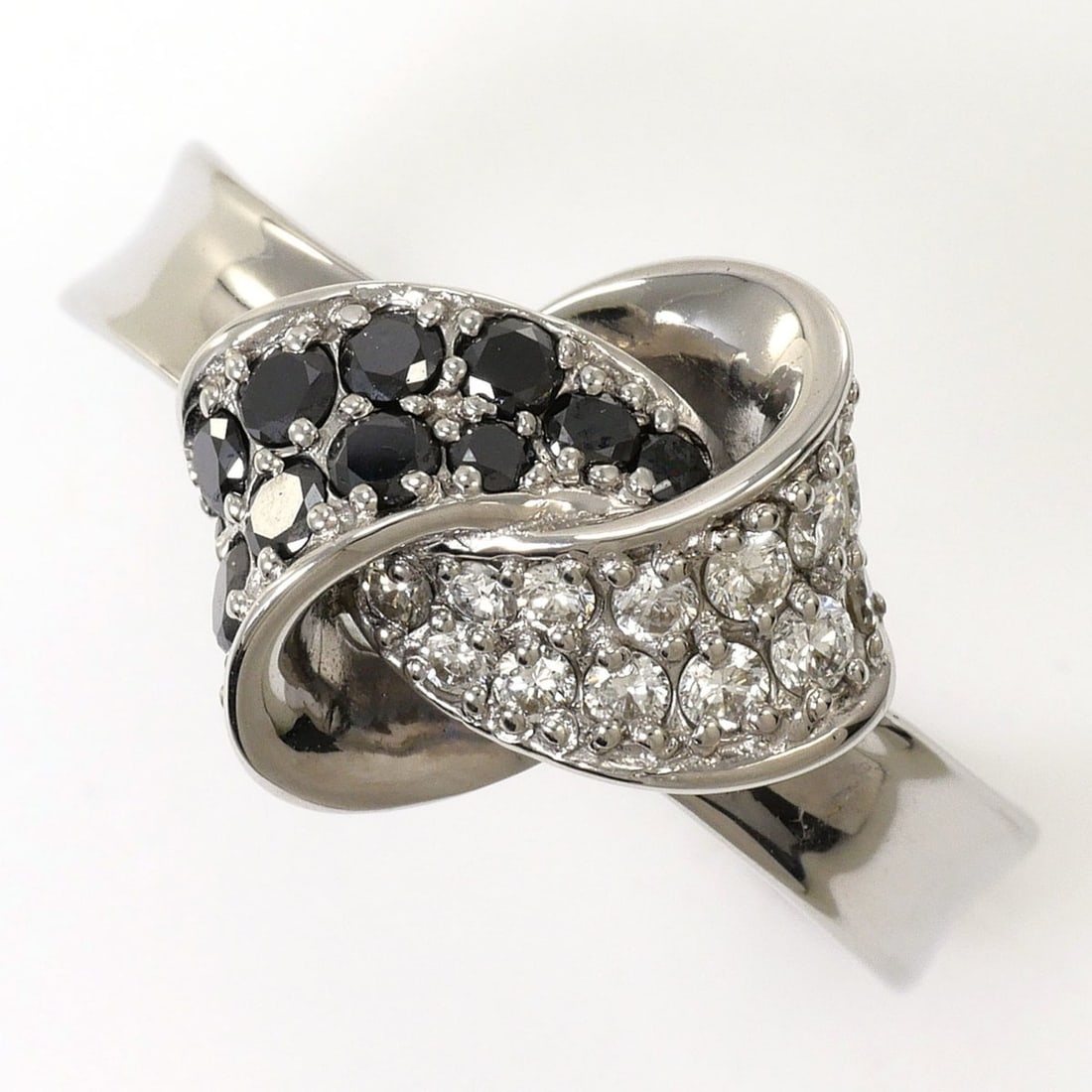 18K (18-karat white gold) ring, 1 black diamond, 0.59ct card included, total weight 7.8g, jewelry.: --- Catalog ---Category: SizeWidth: 13mm / 0.51''Weight: 7.8g / 0.27oz.JP Size: 13US Size: 6.5Category: DesignType: Band ringColor: Black, White goldMetal: White GoldStone: DiamondGender: WomenMateria