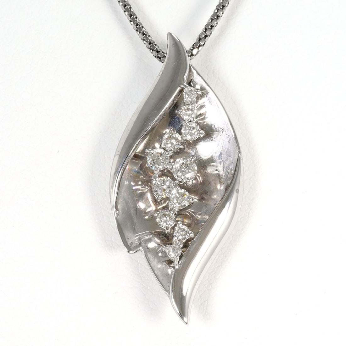 18K (18-karat white gold) necklace with 0.50ct diamond, card design, total weight 9.9g, 45cm length,: --- Catalog ---Category: SizeWeight: 9.9g / 0.34oz.Pendant Size: 35mm x 16mm / 1.37'' x 0.62''Neck Circumference: 45 cm / 17.71''Category: DesignColor: White goldMetal: White GoldStone: DiamondGender: