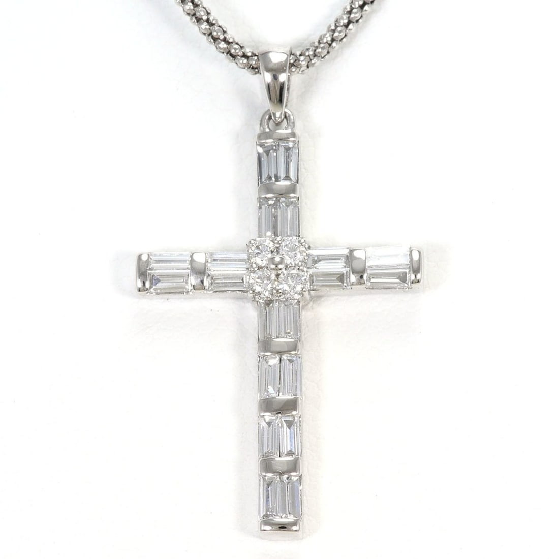 18K (18-karat white gold) necklace with diamond (no carat markings), card included, total weight: --- Catalog ---Category: SizeWeight: 6.8g / 0.23oz.Pendant Size: 33mm x 19mm / 1.29'' x 0.74''Neck Circumference: 50 cm / 19.68''Category: DesignColor: White goldMetal: White GoldStone: DiamondGender: