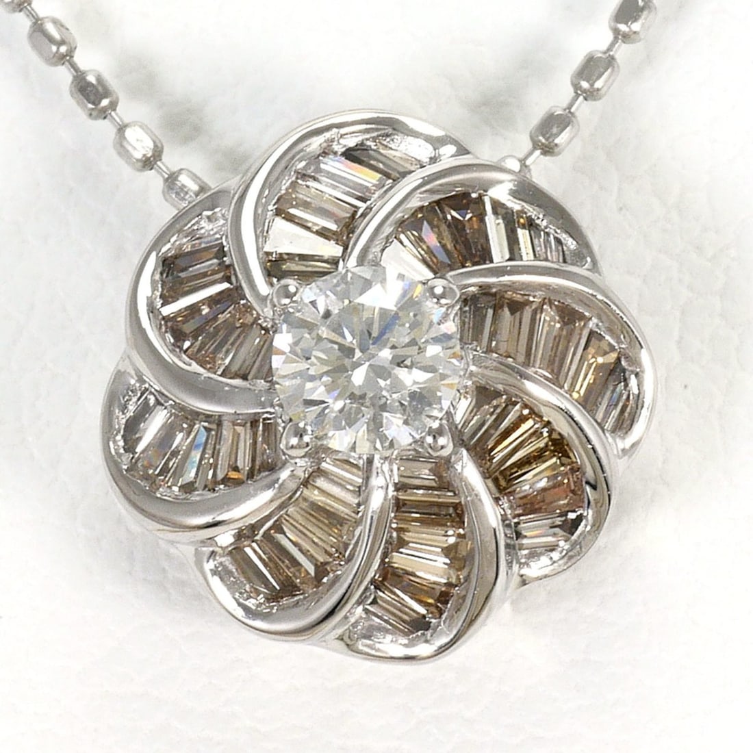 18K (18-karat white gold) necklace with brown diamond and card. Total weight 2.6g. 40cm length.: --- Catalog ---Category: SizeWeight: 2.6g / 0.09oz.Pendant Size: 10mm x 10mm / 0.39'' x 0.39''Neck Circumference: 40 cm / 15.74''Category: DesignColor: Brown, White goldMetal: White GoldStone: Diamond