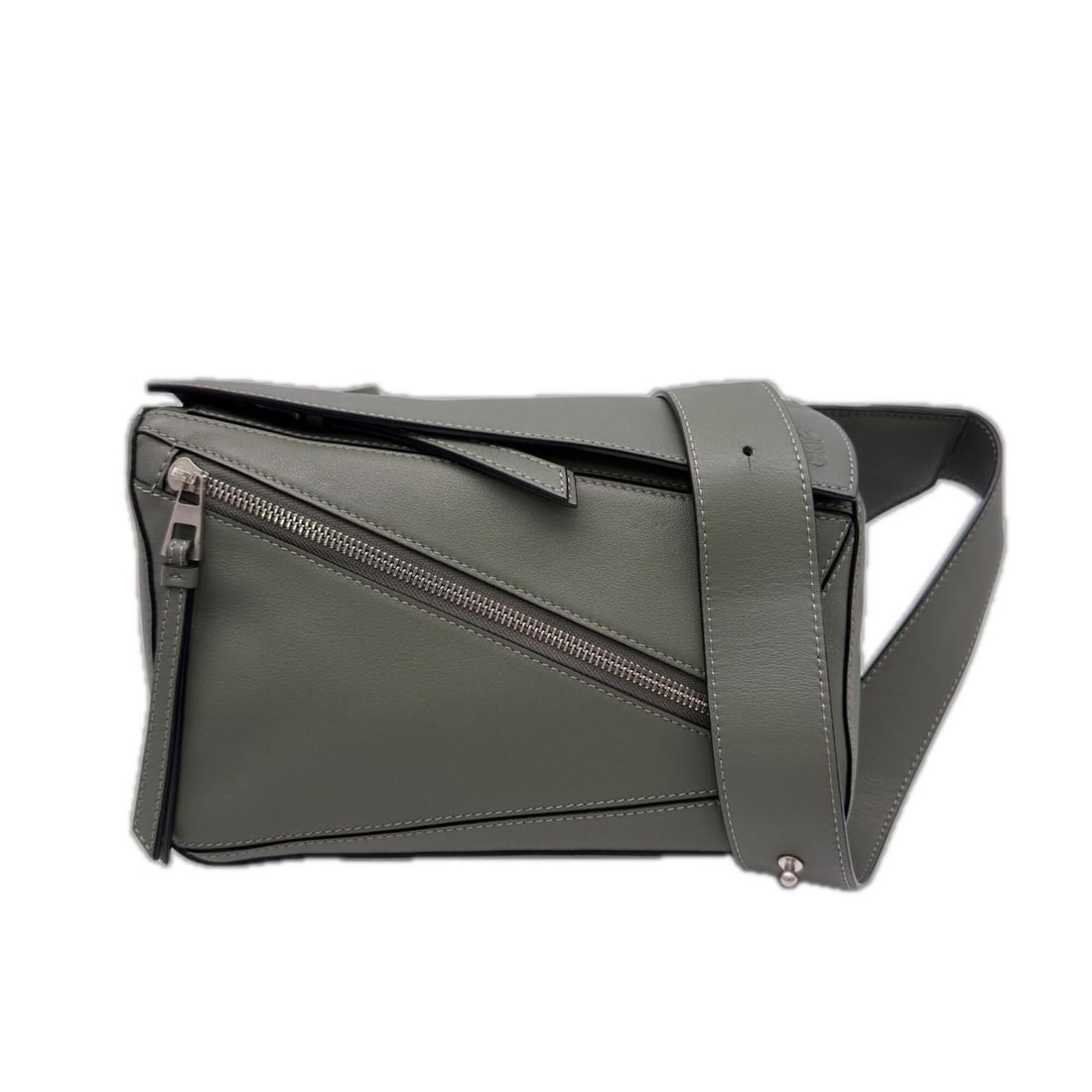 LOEWE Puzzle Bum Bag Small B510P35X09 Body Green Calf Leather Men's: --- Catalog ---Category: SizeSize (HxWxD): 14.5cm x 24.5cm x 9.5cm / 5.7'' x 9.64'' x 3.74''Strap Length: 142cm / 55.9''Category: DesignType: Sling bagColor: GreenGender: MenClosure: ZipperMaterial: L