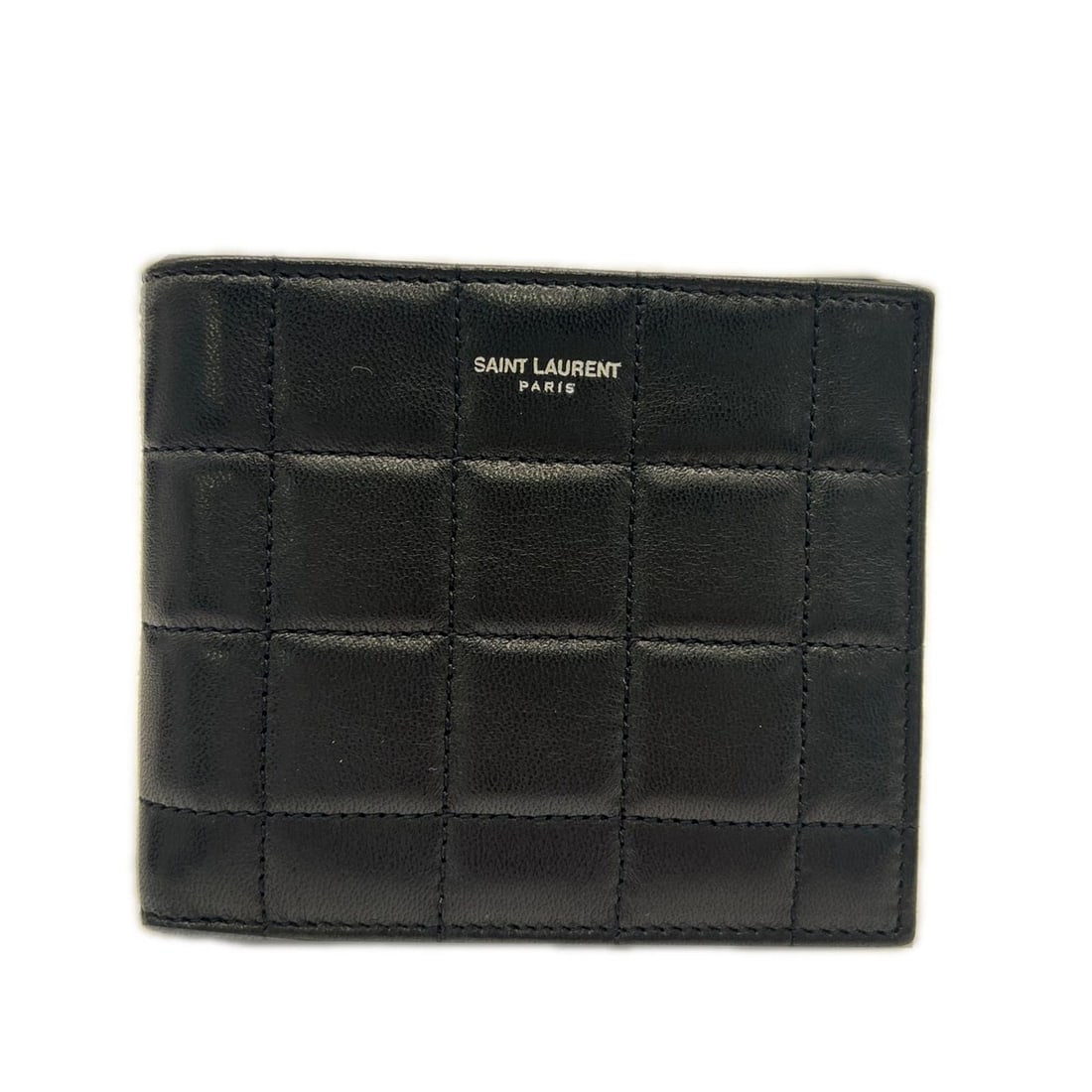 YVES SAINT LAURENT Calf Leather Quilted Logo Compact Wallet 756284 Bi-fold Black Men's: --- Catalog ---Category: SizeSize (HxWxD): 9.5cm x 11cm x 1cm / 3.74'' x 4.33'' x 0.39''Category: DesignType: Wallet (bi-fold)Color: BlackGender: MenClosure: OpenMaterial: Leather Leather/Fur Type: Ca