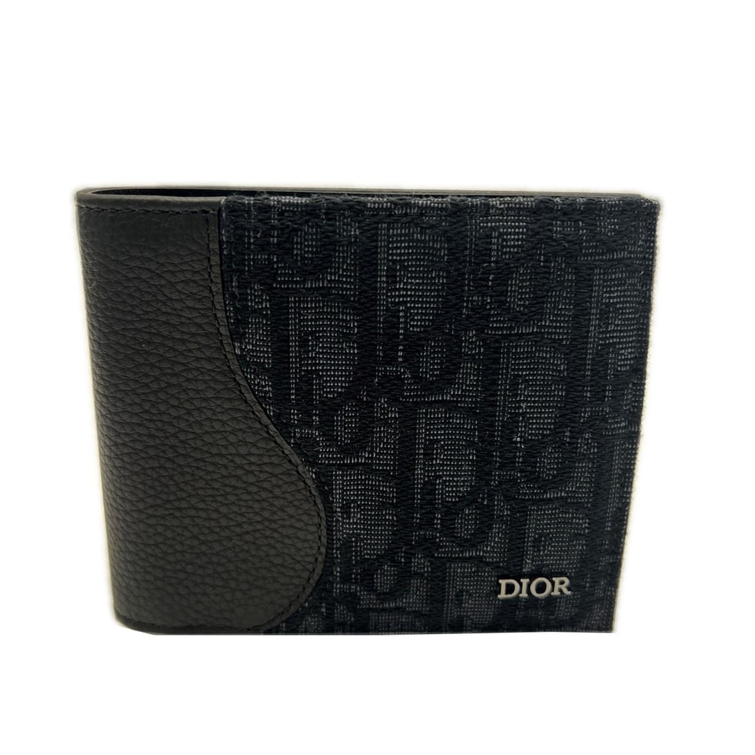 Christian Dior Grained Calfskin Oblique Jacquard Marquetry Saddle Wallet 2ADBC306YKS Bi-fold Navy: --- Catalog ---Category: SizeSize (HxWxD): 9.5cm x 11.5cm x 1.5cm / 3.74'' x 4.52'' x 0.59''Category: DesignType: Wallet (bi-fold)Color: Navy blackGender: MenClosure: OpenMaterial: Canvas , Leather Le