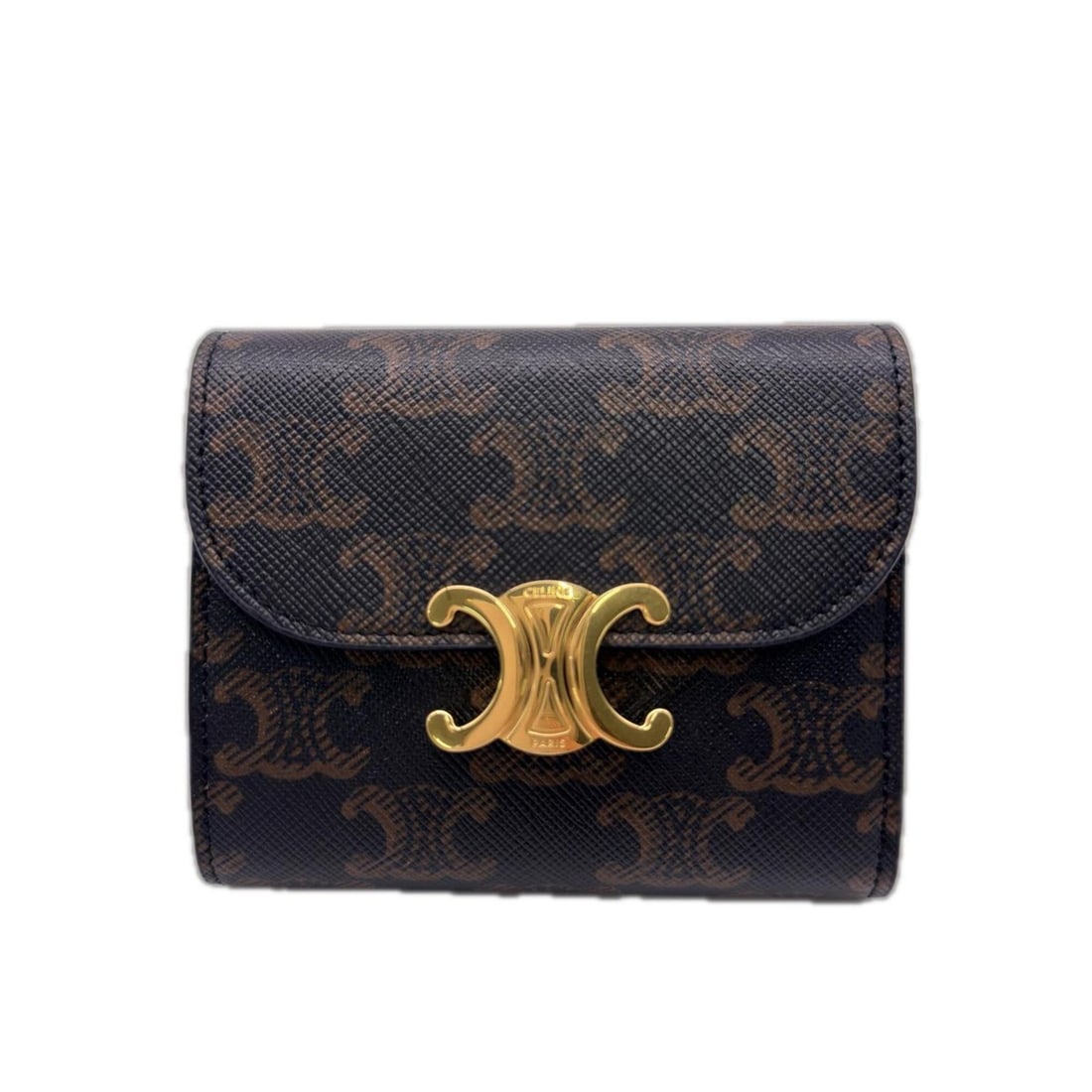 CELINE Triomphe Canvas Small Flap Wallet, Tan 10D782CQH, Tri-fold Brown, Women's: --- Catalog ---Category: SizeSize (HxWxD): 9cm x 10.5cm x 2.5cm / 3.54'' x 4.13'' x 0.98''Category: DesignType: Wallet (tri-fold)Color: BrownGender: WomenCategory: GeneralMPN: 10D782CQHBrand: Celine--