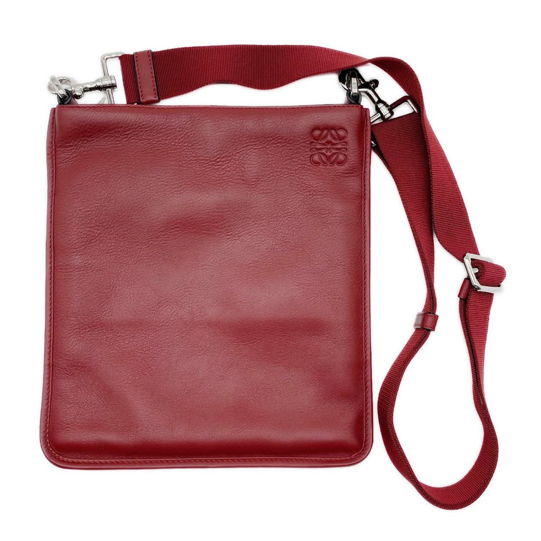 LOEWE New Toledo Flat Shoulder Bag Anagram 358.29.L30 Leather Red Men's: --- Catalog ---Category: SizeSize (HxWxD): 27.5cm x 25cm x 1cm / 10.82'' x 9.84'' x 0.39''Category: DesignType: Shoulder bagColor: Red colorGender: MenMaterial: Leather Category: GeneralBrand: Loewe--