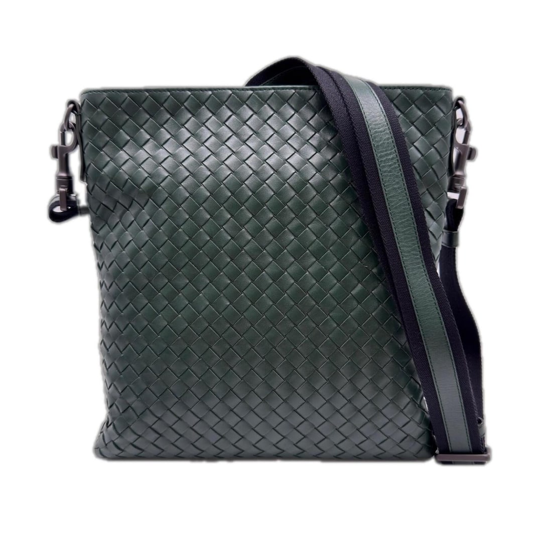 BOTTEGA VENETA Intrecciato Shoulder Bag 276357 Green Black Calf Leather Men's: --- Catalog ---Category: SizeSize (HxWxD): 28cm x 26cm x 2cm / 11.02'' x 10.23'' x 0.78''Strap Length: 142cm / 55.9''Category: DesignType: Shoulder bagColor: Black, GreenGender: MenClosure: ZipperMate