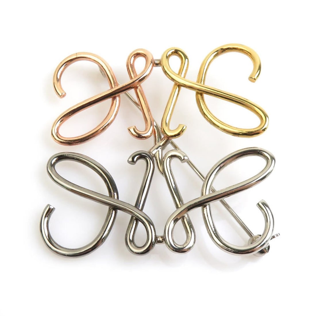 Loewe brooch, Anagram design, metal, multicolor, women's, r11332j: --- Catalog ---Category: SizeSize (HxWxD): 5cm x 5cm / 1.96'' x 1.96''Category: DesignType: BroochColor: Multi-colorGender: WomenMaterial: MetalCategory: GeneralBrand: Loewe--- Item List ---Section: C