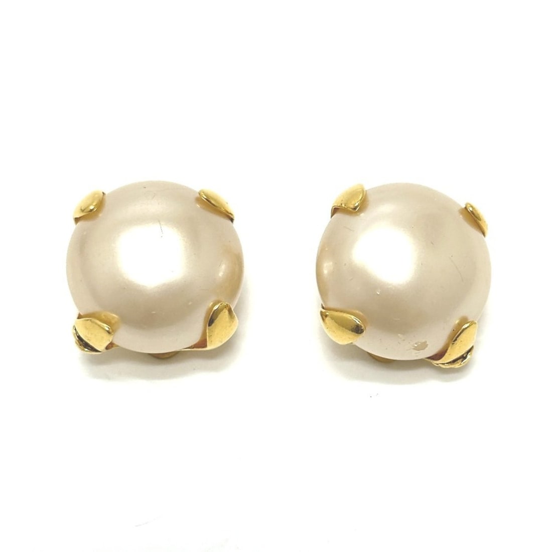 CHANEL Vintage Faux Pearl Earrings, Pearl, Women's, White x Gold: --- Catalog ---Category: SizeSize (HxWxD): 22.00mm x 22.00mm / 0.87'' x 0.87''Category: DesignType: Clip earringsColor: Gold, WhiteGender: WomenCategory: GeneralBrand: ChanelCountry of Origin: France-