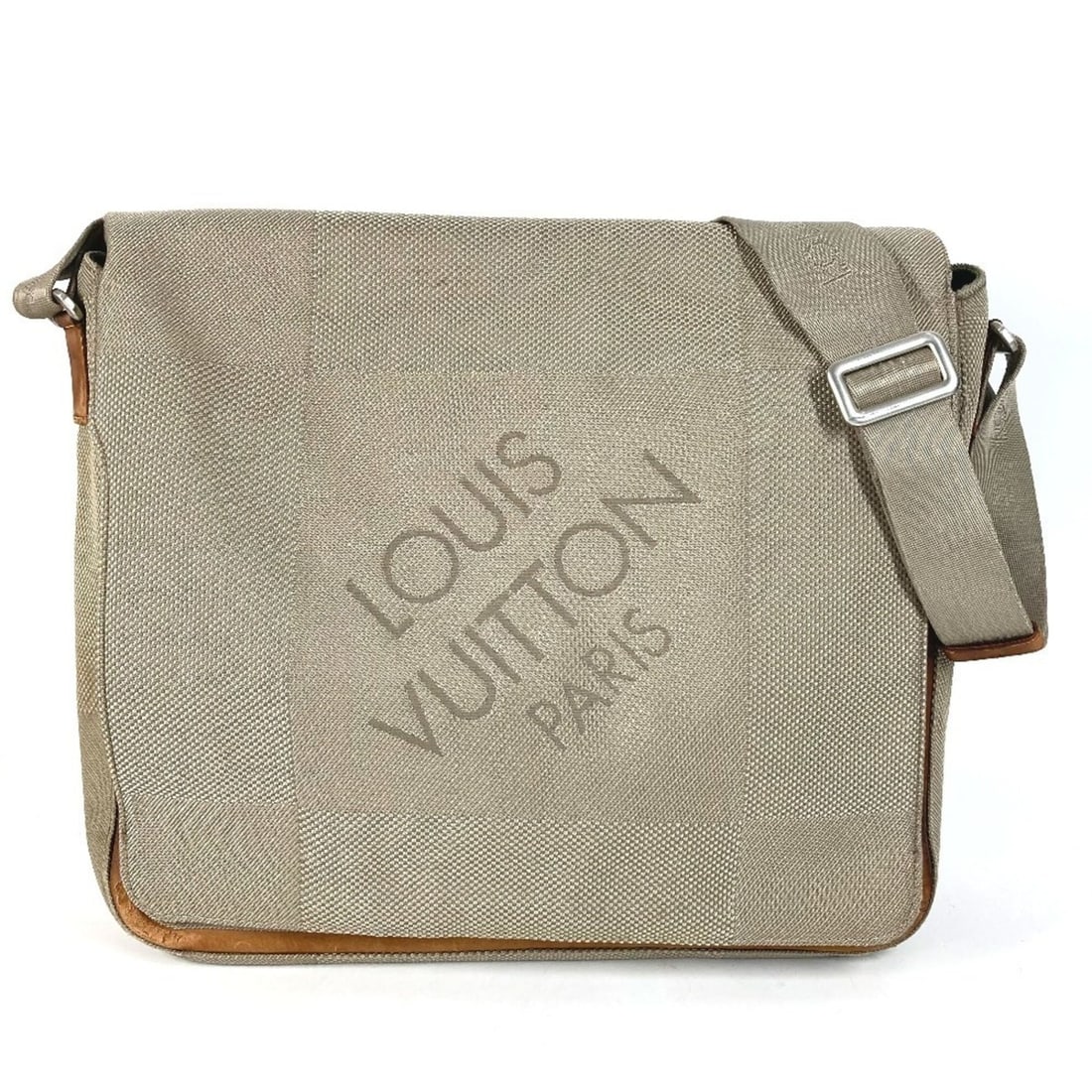LOUIS VUITTON M93031 Damier Geant Messager Bag, Flap Shoulder Canvas, Men's/Women's, Sable Khaki: --- Catalog ---Category: SizeSize (HxWxD): 32cm x 35.5cm x 8cm / 12.59'' x 13.97'' x 3.14''Category: DesignType: Shoulder bagColor: Galle, Khaki, SableGender: Men,WomenMaterial: Damier Geant Category: