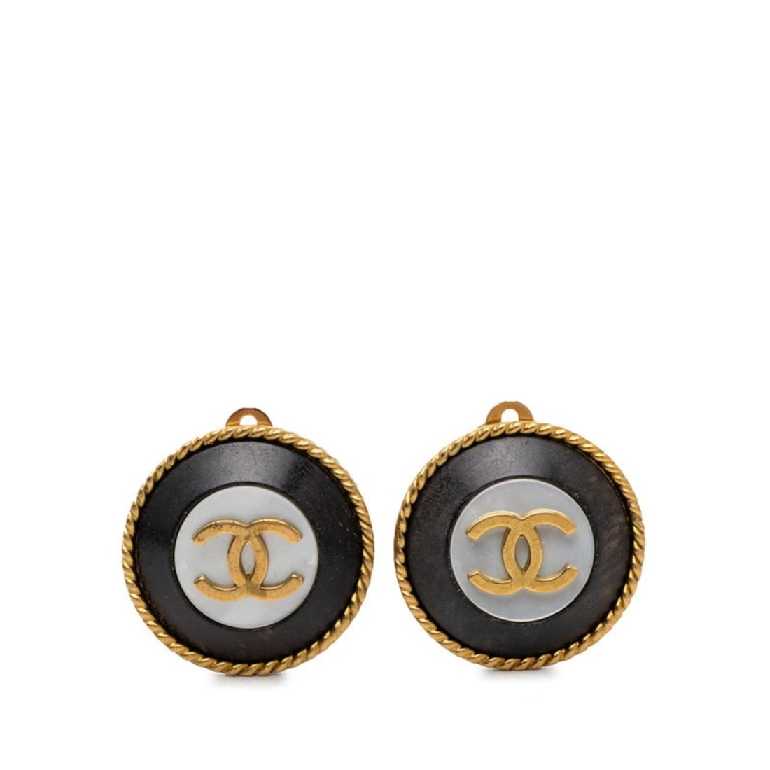 Chanel Coco Mark Vintage Round Earrings 94A Shell Gold Black Plated Women's CHANEL: --- Catalog ---Category: SizeSize (HxWxD): 24.00mm x 24.00mm / 0.94'' x 0.94''Category: DesignType: Clip earringsColor: Black, GoldGender: WomenMaterial: Gold platingCategory: GeneralBrand: Chanel--- 