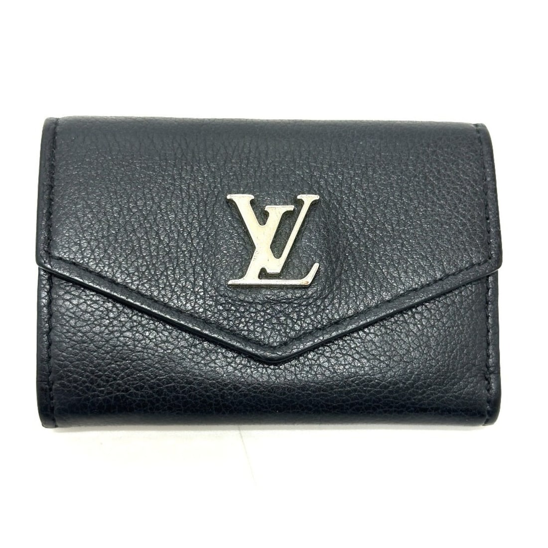 LOUIS VUITTON M63921 Portefeuille Lockmini Compact Wallet, Tri-fold Leather, Women's, Black: --- Catalog ---Category: SizeSize (HxWxD): 70cm x 10cm x 2cm / 27.55'' x 3.93'' x 0.78''Category: DesignType: Wallet (tri-fold)Color: BlackGender: WomenMaterial: Leather Category: GeneralBrand: Louis 
