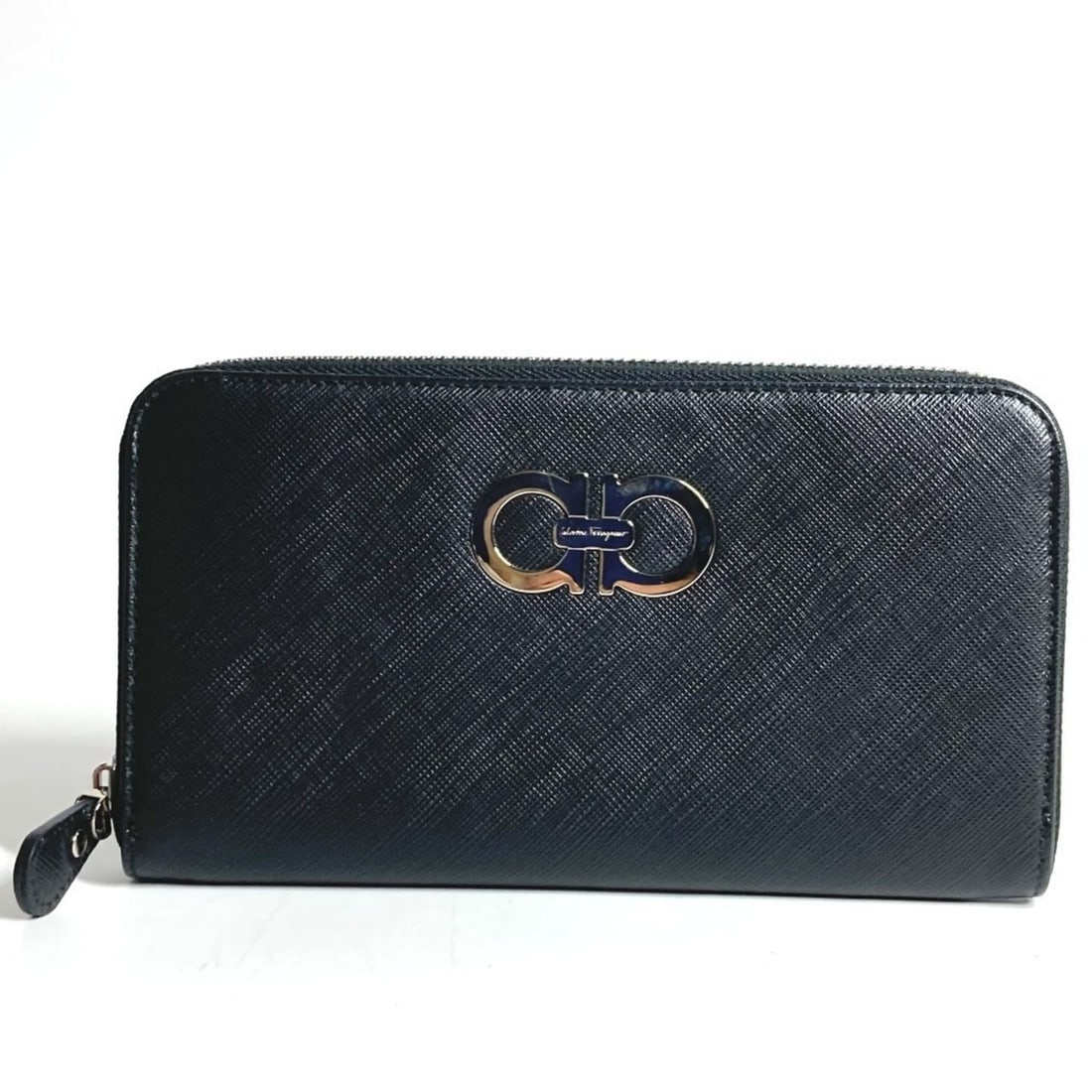 Salvatore Ferragamo Gancini Logo Long Wallet, Round Zipper, Leather, Men's & Women's, Black: --- Catalog ---Category: SizeSize (HxWxD): 10.5cm x 19cm / 4.13'' x 7.48''Category: DesignColor: BlackGender: Men,WomenMaterial: Leather Category: GeneralBrand: Salvatore Ferragamo--- Item List