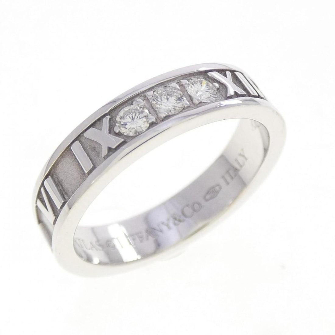 Tiffany & Co. Atlas Numeric Ring: --- Catalog ---Category: SizeJP Size: 9US Size: 5Category: DesignType: Band ringGender: WomenMaterial: White gold (18K)Category: GeneralBrand: Tiffany--- Item List ---Section: ConditionRanking: Rank S