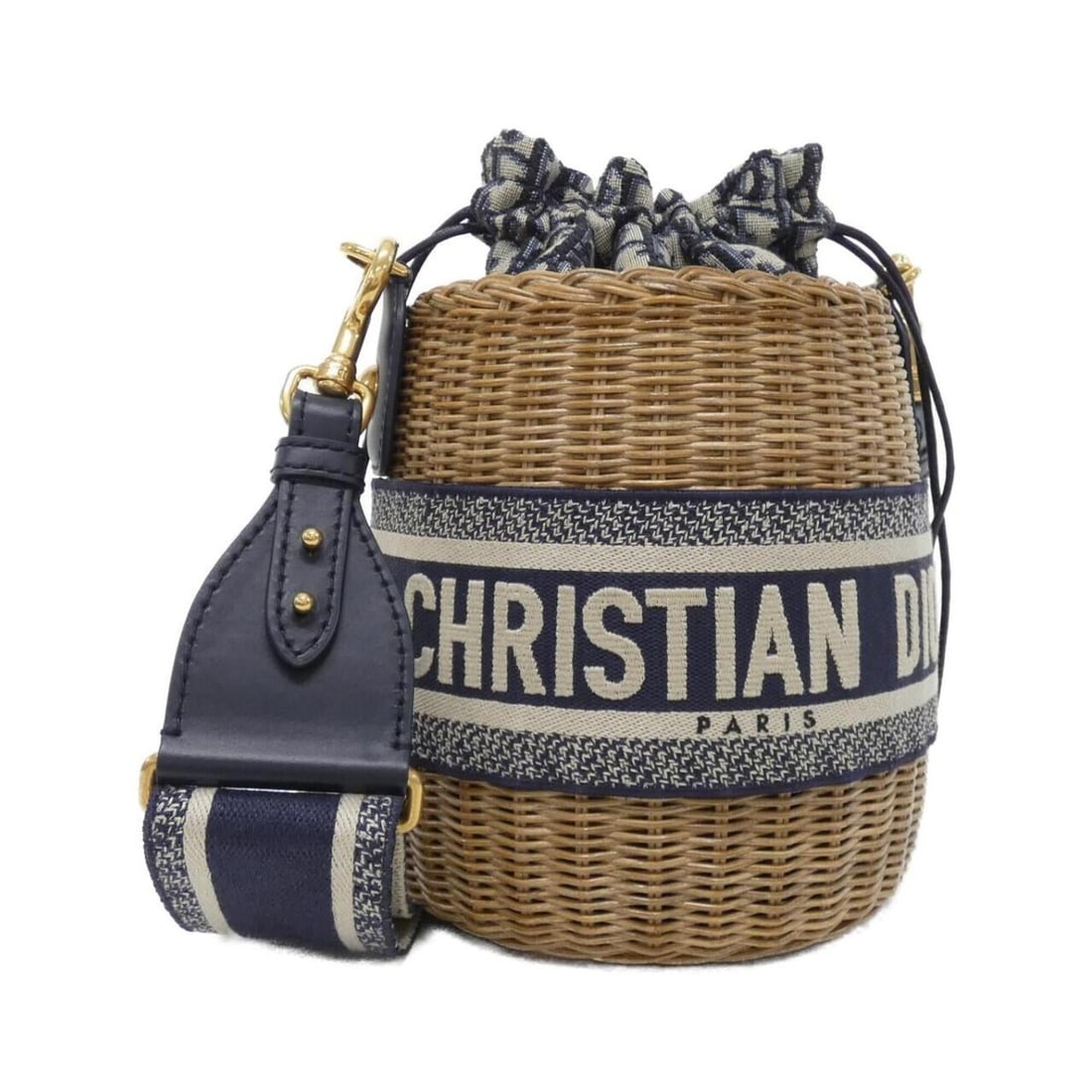 Christian Dior DIOR OBLIQUE Wicker M7600CMVO Shoulder Bag: --- Catalog ---Category: SizeSize (HxWxD): 19cm x 18cm x 18cm / 7.48'' x 7.08'' x 7.08''Category: DesignType: Shoulder bagColor: Beige, BlueGender: WomenMaterial: Canvas Category: GeneralMPN: