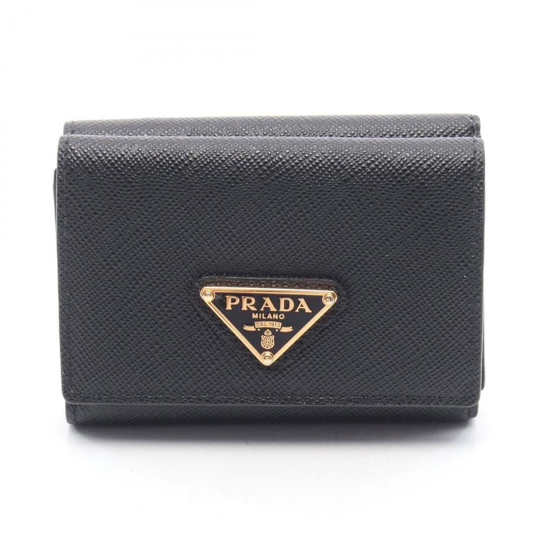 Prada SAFFIANO TRIANG Tri-fold Wallet, Saffiano Leather, Women's, Black, 1MH042: --- Catalog ---Category: SizeSize (HxWxD): 7cm x 9.5cm x 3cm / 2.75'' x 3.74'' x 1.18''Category: DesignType: Wallet (tri-fold)Color: BlackGender: WomenMaterial: Leather Leather/Fur Type: Saffiano leat