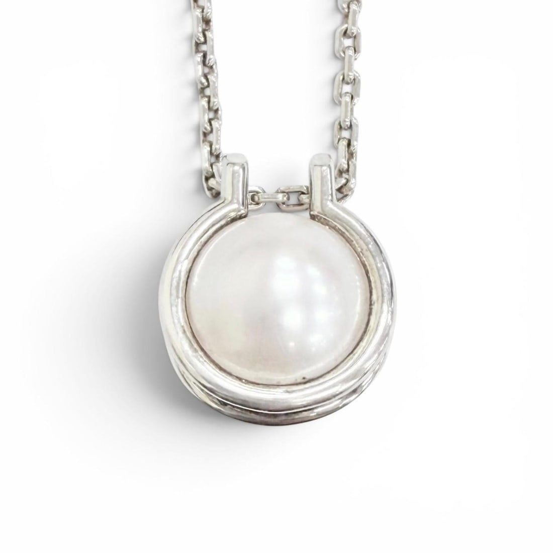 TIFFANY&Co. Tiffany HardWear Freshwater Pearl Link Pendant Necklace, AG925 Sterling Silver, White,: --- Catalog ---Category: SizePendant Size: 13mm x 11mm / 0.51'' x 0.43''Neck Circumference: 40.5 cm - 45.5 cm / 15.94'' - 17.91''Category: DesignColor: Silver, WhiteStone: Freshwater pearlGender: Wome