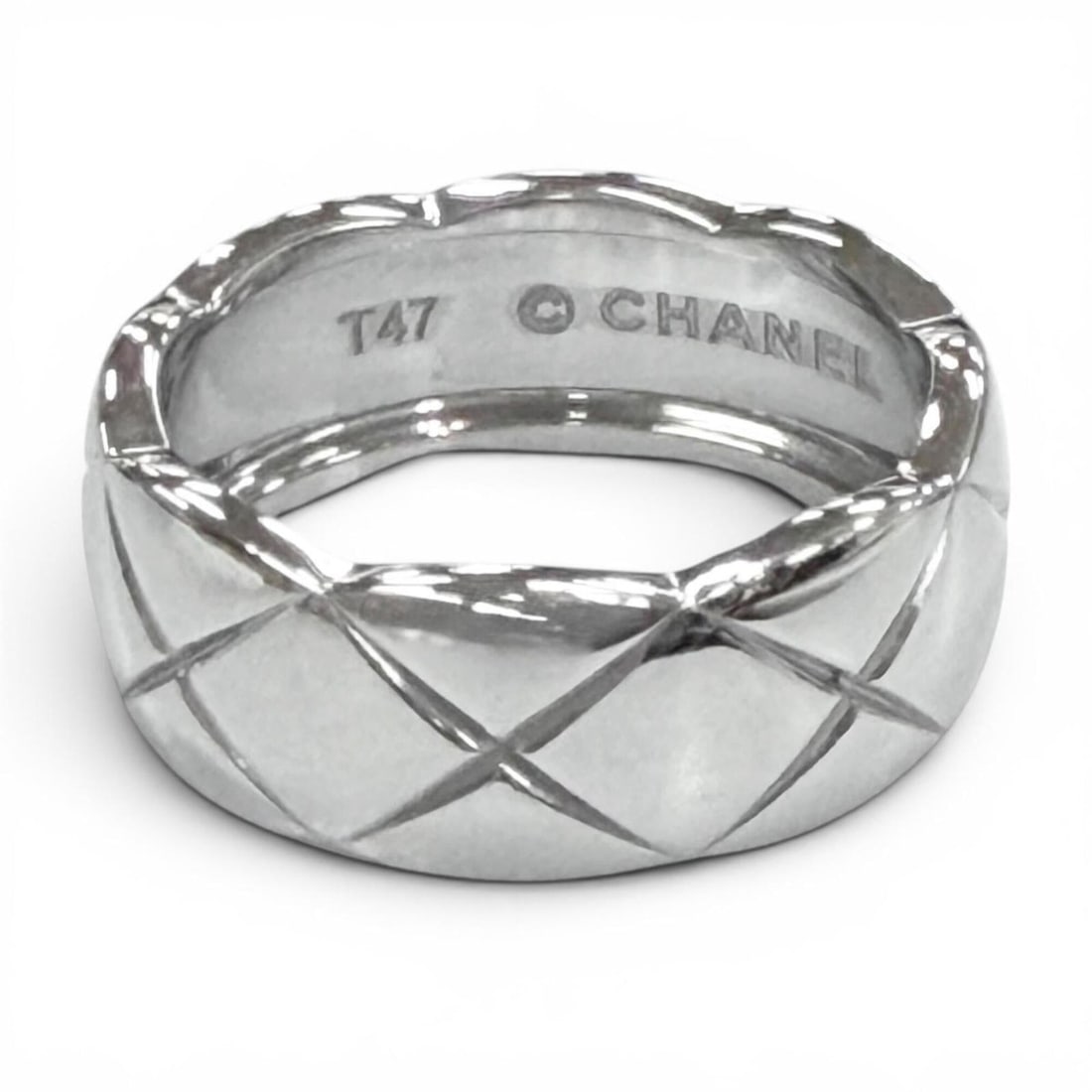 CHANEL W14629 750 (WG) Coco Crush Ring, Silver, Size 47, Weight 5.43g, Women's Accessory: --- Catalog ---Category: SizeUS Size: 4Brand Size: 47Category: DesignType: Band ringColor: SilverGender: WomenCategory: GeneralMPN: W14629Brand: Chanel--- Item List ---Section: ConditionRanking: Rank 