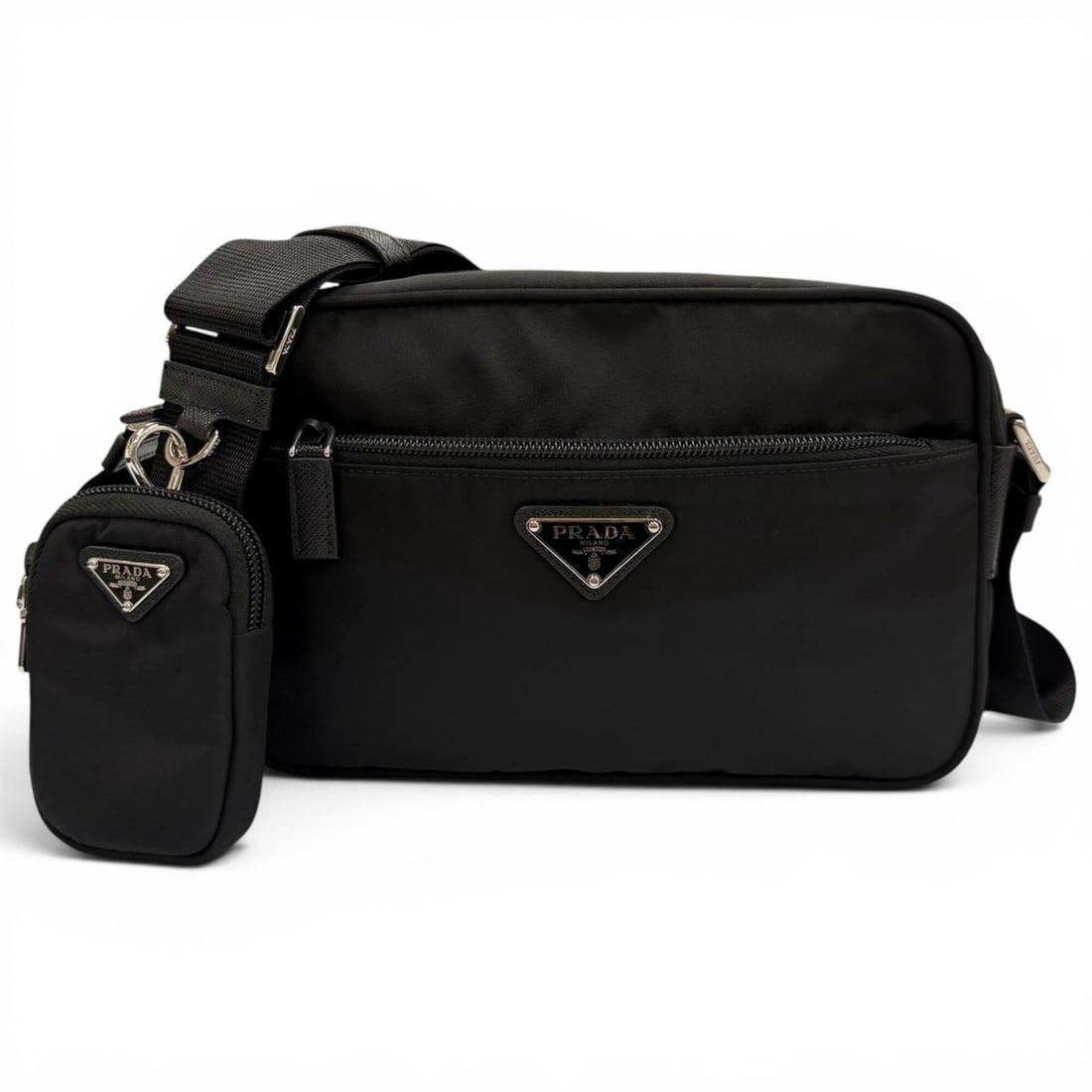 PRADA 1BC167 Nylon Re-Nylon Triangle Logo Plate Shoulder Bag Black Silver Hardware Made in Italy: --- Catalog ---Category: SizeSize (HxWxD): 16cm x 23cm x 6.5cm / 6.29'' x 9.05'' x 2.55''Category: DesignType: Shoulder bagColor: BlackGender: MenMaterial: Nylon Hardware Color: SilverCategory: Genera