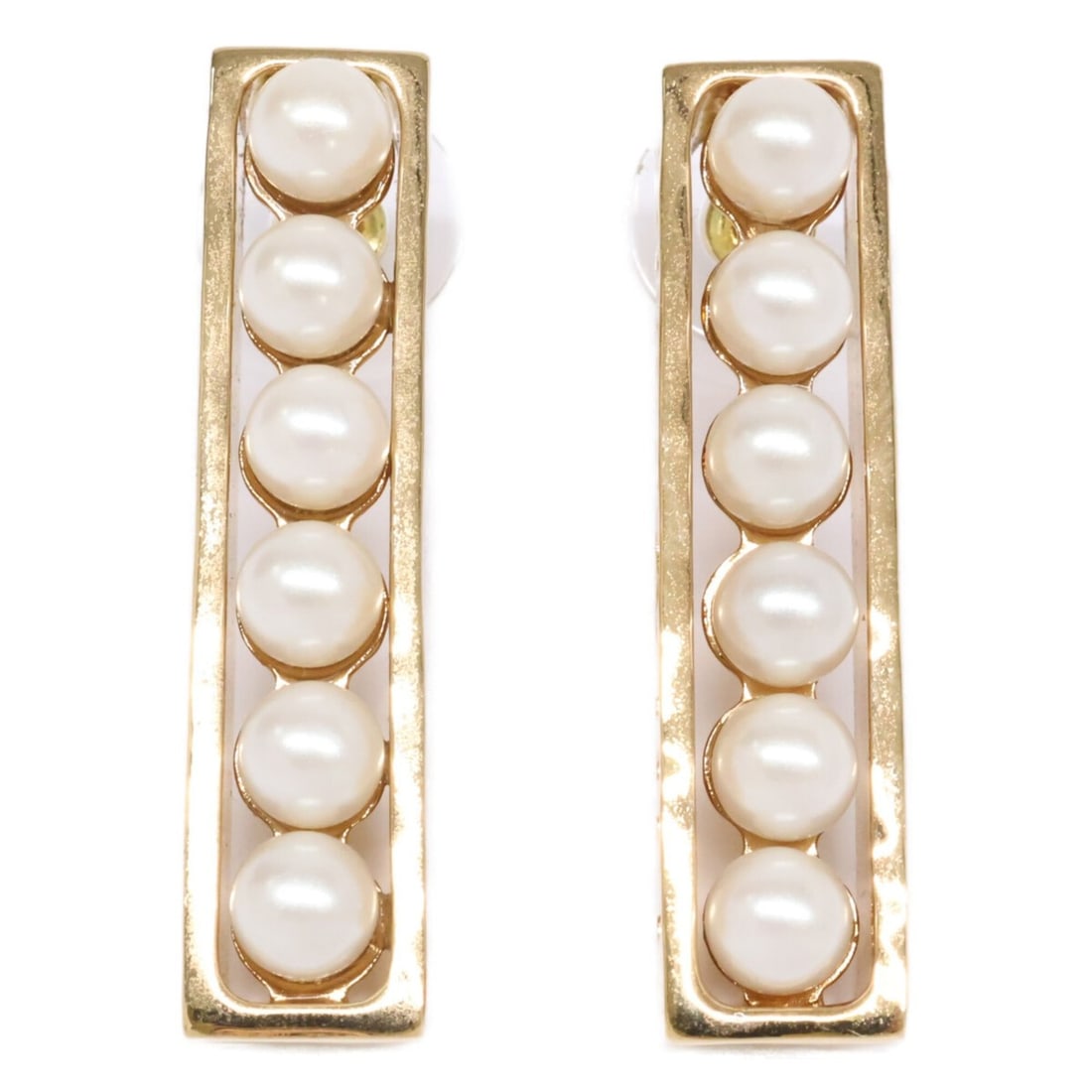CHANEL (Chanel) Excellent Condition B23 K 6P Pearl Logo Plate Earrings Gold Women's: --- Catalog ---Category: SizeSize (HxWxD): 41.00mm x 9.00mm / 1.61'' x 0.35''Category: DesignType: Stud earringsColor: GoldGender: WomenMaterial: Gold platingCategory: GeneralBrand: Chanel--- Item Lis