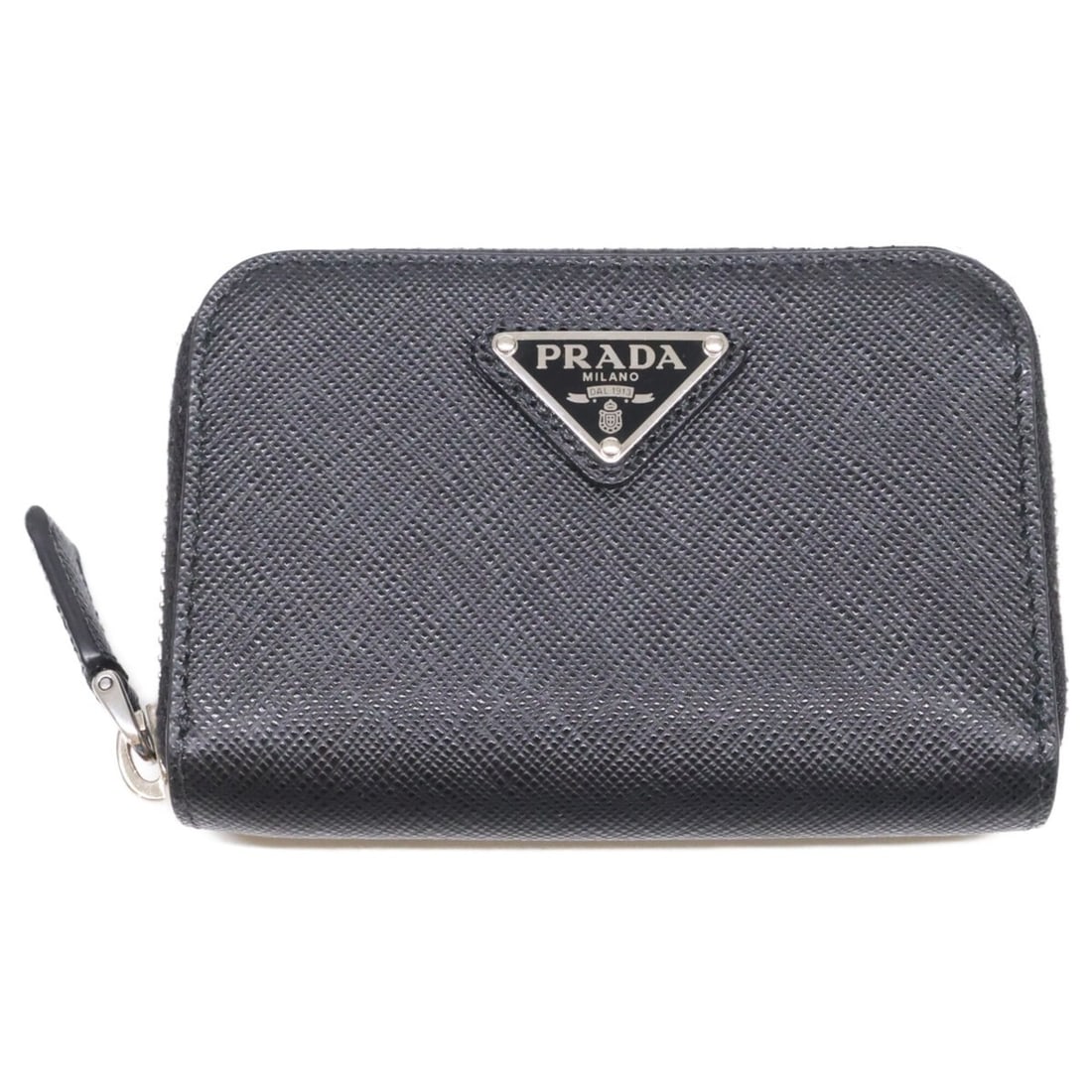 PRADA 2MM003_QHH_F0002 Saffiano Triangle Wallet/Coin Case, Black, Men's: --- Catalog ---Category: SizeSize (HxWxD): 7.5cm x 11cm x 2cm / 2.95'' x 4.33'' x 0.78''Category: DesignType: Coin purse/coin caseColor: BlackGender: MenMaterial: Leather Leather/Fur Type: Saffiano le