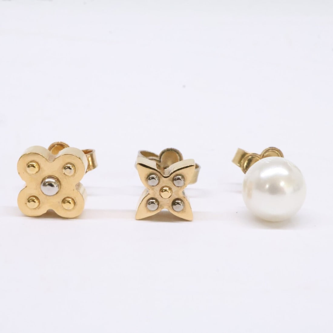 LOUIS VUITTON M75446 Charmie Pearl Earrings 3-Piece Set, Gold Earrings, Women's: --- Catalog ---Category: SizeSize (HxWxD): 8.00mm x 8.00mm / 0.31'' x 0.31''Category: DesignType: Stud earringsColor: GoldGender: WomenMaterial: MetalCategory: GeneralBrand: Louis Vuitton--- Item List