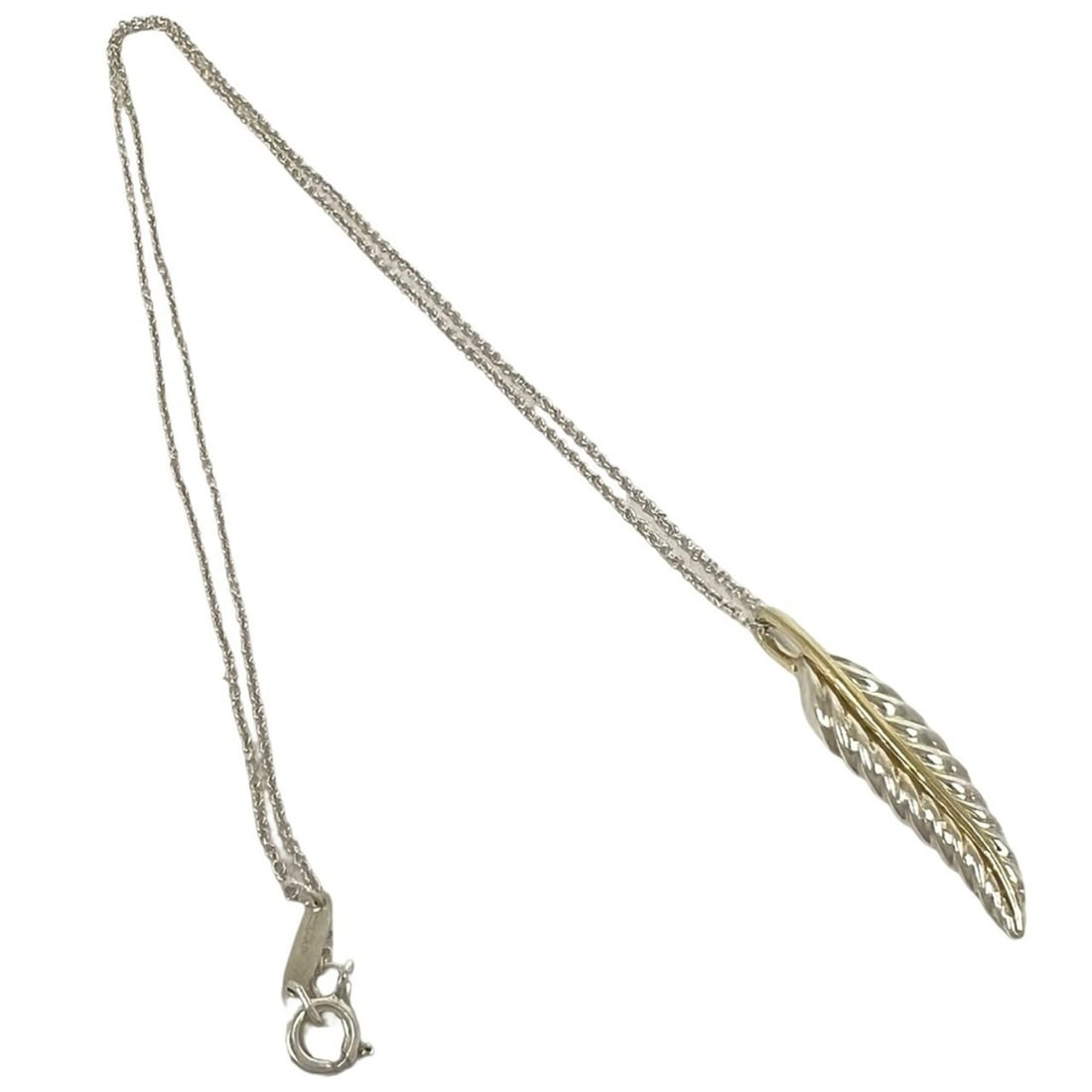 TIFFANY&Co. Tiffany Feather Necklace, Sterling Silver 925, 18K Yellow Gold Pendant, Accessory,: --- Catalog ---Category: SizePendant Size: 33mm x 8mm / 1.29'' x 0.31''Neck Circumference: 46.6 cm / 18.34''Category: DesignColor: Gold, SilverGender: WomenMaterial: Silver 925, Yellow gold (18K)Penda