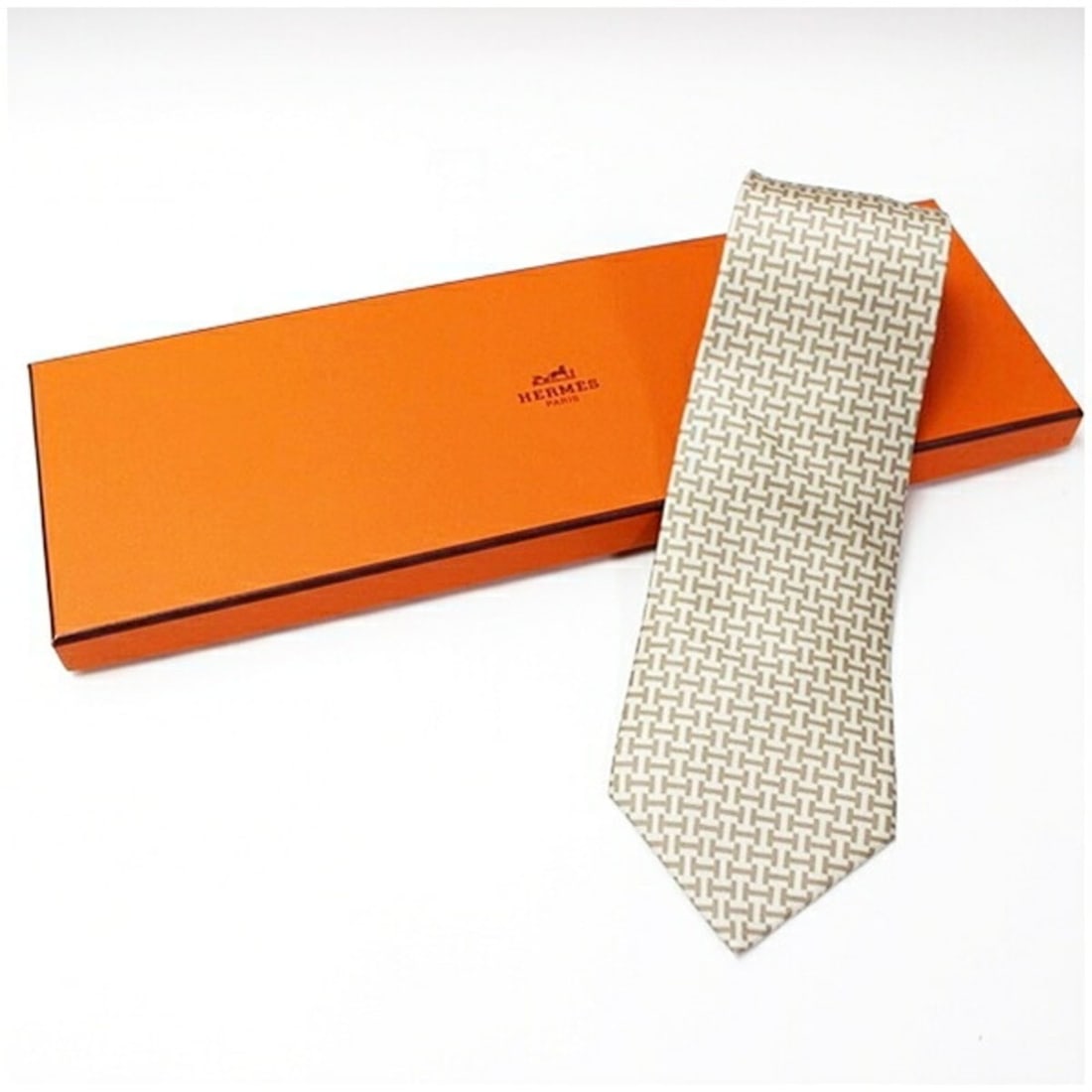 Hermes Silk Tie for Men: --- Catalog ---Category: SizeWidth: 9cm / 3.54''Category: DesignType: CravatColor: Beige, Light brownGender: Men,WomenMaterial: Silk Category: GeneralBrand: Hermes--- Item List ---Section: ConditionRa