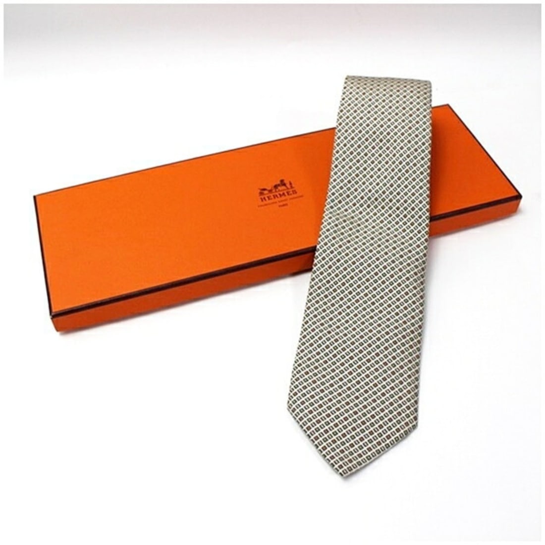 Hermes Silk Tie for Men: --- Catalog ---Category: SizeWidth: 9cm / 3.54''Category: DesignType: CravatColor: Ivory, Multi-colorGender: Men,WomenMaterial: Silk Category: GeneralBrand: Hermes--- Item List ---Section: ConditionRa