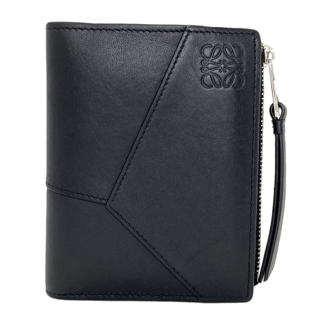 Loewe Anagram Bi-fold Leather Wallet for Women: --- Catalog ---Category: SizeSize (HxWxD): 12cm x 9.5cm x 1.5cm / 4.72'' x 3.74'' x 0.59''Category: DesignType: Wallet (bi-fold)Color: BlackGender: WomenMaterial: Leather Category: GeneralBrand: Loewe
