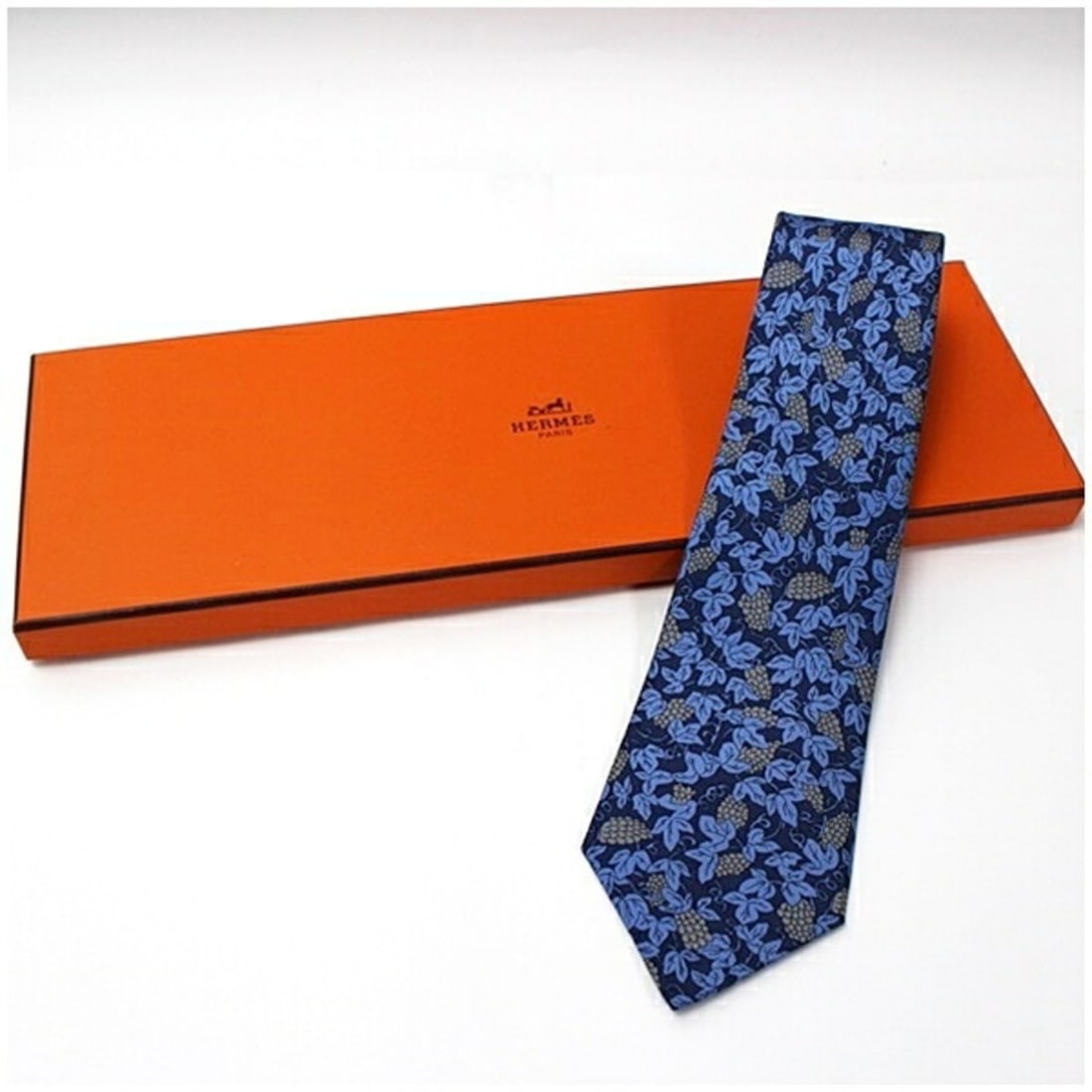 Hermes silk tie with grape pattern, for men.: --- Catalog ---Category: SizeWidth: 8cm / 3.14''Category: DesignType: CravatColor: Gray, Light blueGender: Men,WomenMaterial: Silk Category: GeneralBrand: Hermes--- Item List ---Section: ConditionRank
