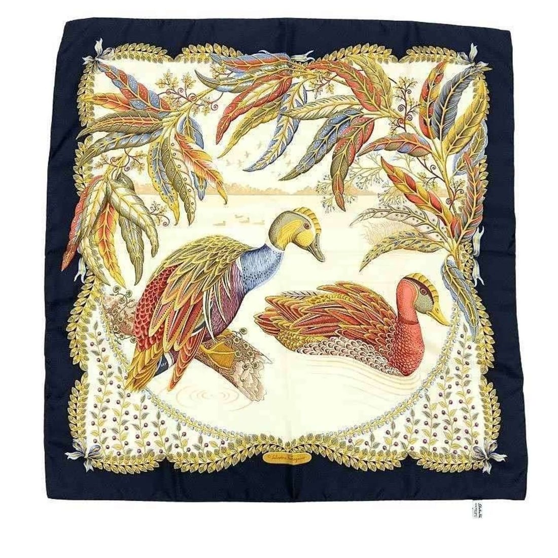 Salvatore Ferragamo scarf/muffler, carré style, bird pattern, silk, navy.: --- Catalog ---Category: SizeSize (LxW): 88cm x 88cm / 34.64'' x 34.64''Category: DesignType: ScarfColor: NavyGender: WomenMaterial: Silk 100%Category: GeneralBrand: Salvatore FerragamoCountry of Orig
