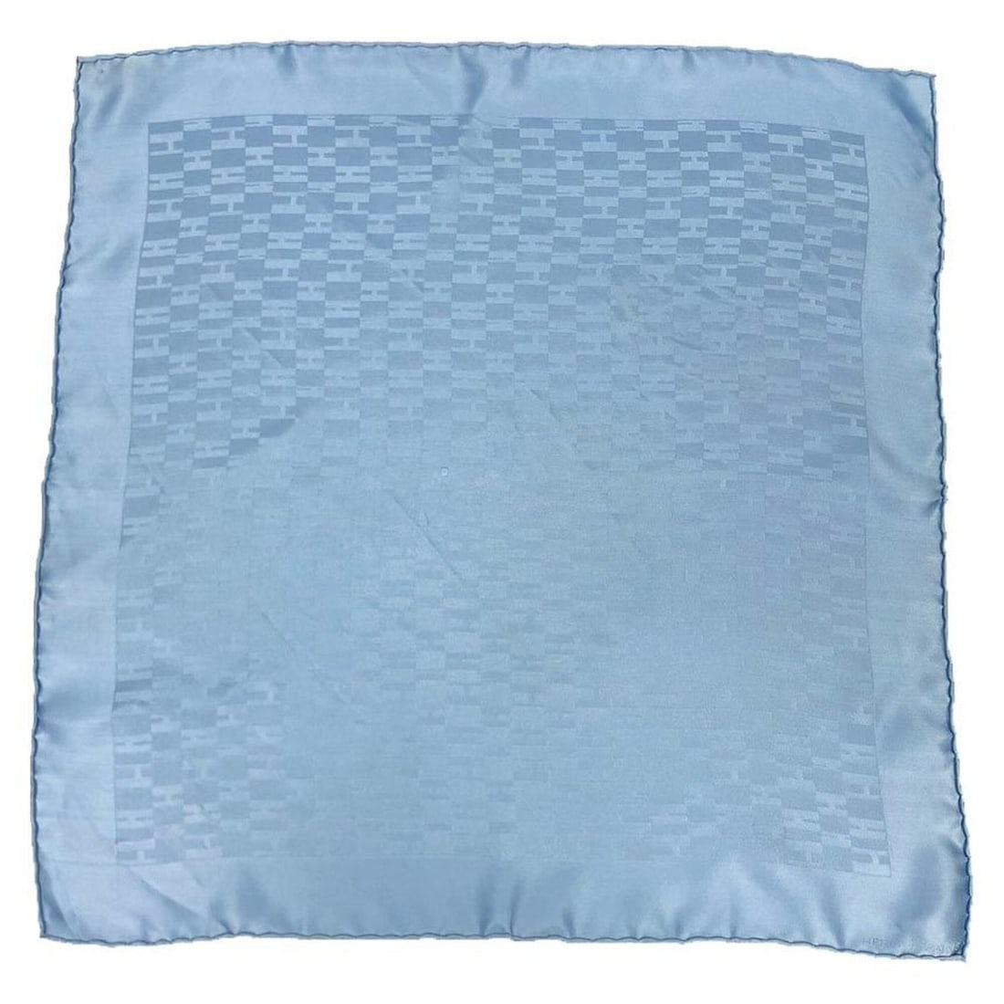 Hermes HERMES Pocket Square Grand H Scarf Muffler POCHETTE FACONNEE GRAND Light Blue 100% Silk Neck: --- Catalog ---Category: SizeSize (LxW): 42cm x 42cm / 16.53'' x 16.53''Category: DesignType: ScarfColor: BlueGender: MenMaterial: Silk 100%Category: GeneralBrand: HermesCountry of Origin: France--- I