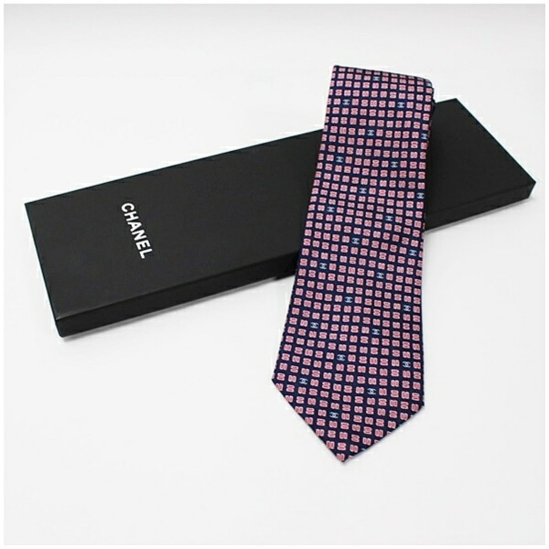 Chanel Silk Tie with Coco Mark - CHANEL Men's: --- Catalog ---Category: SizeWidth: 10cm / 3.93''Category: DesignType: CravatColor: Navy, Red colorGender: Men,WomenMaterial: Silk Category: GeneralBrand: Chanel--- Item List ---Section: ConditionRank