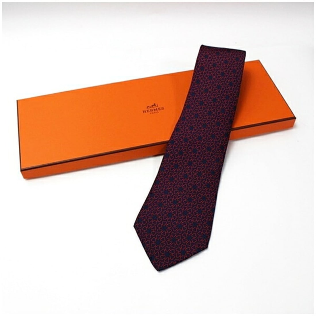 Hermes Silk Tie for Men: --- Catalog ---Category: SizeWidth: 9cm / 3.54''Category: DesignType: CravatColor: Navy, Red colorGender: Men,WomenMaterial: Silk Category: GeneralMPN: refBrand: Hermes--- Item List ---Section: Condit