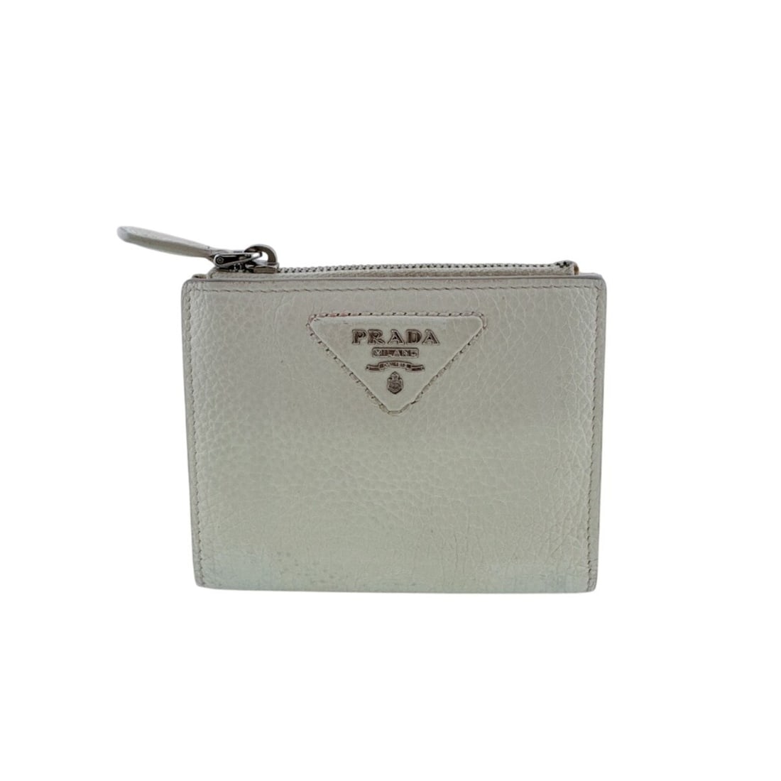 PRADA 1ML050 Vitello Daino Compact Wallet, Snap Closure, Mini Bi-fold White: --- Catalog ---Category: SizeSize (HxWxD): 9.5cm x 11.5cm / 3.74'' x 4.52''Category: DesignType: Wallet (bi-fold)Color: WhiteGender: UnisexMaterial: Leather Category: GeneralBrand: PradaModel: 1ML050-