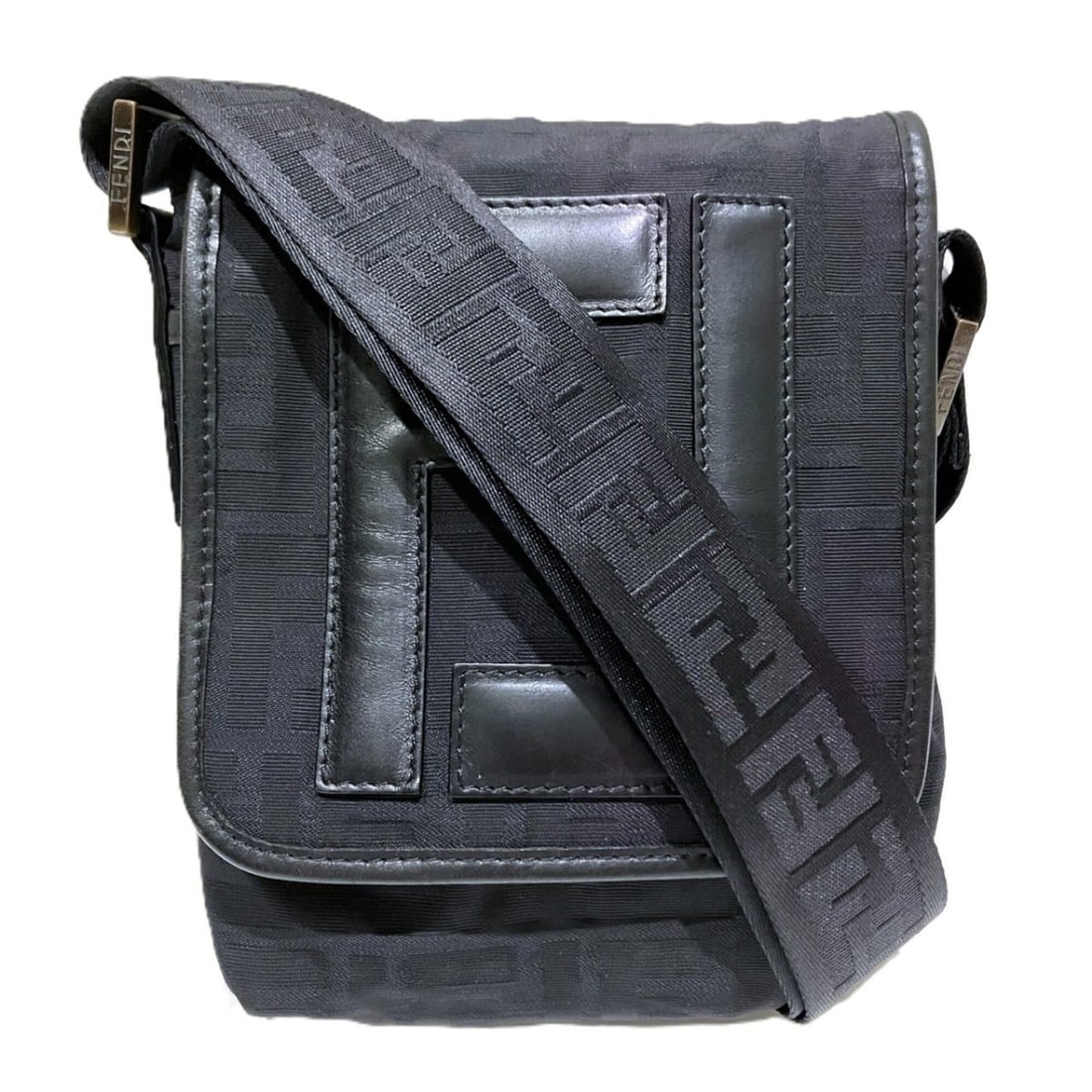 Fendi FENDI Shoulder Bag Zucca Canvas 2305 7VA155: --- Catalog ---Category: SizeSize (HxWxD): 20cm x 16cm x 3.5cm / 7.87'' x 6.29'' x 1.37''Category: DesignType: Shoulder bagColor: BlackGender: WomenMaterial: Canvas Category: GeneralMPN: 2305/7VA155Br