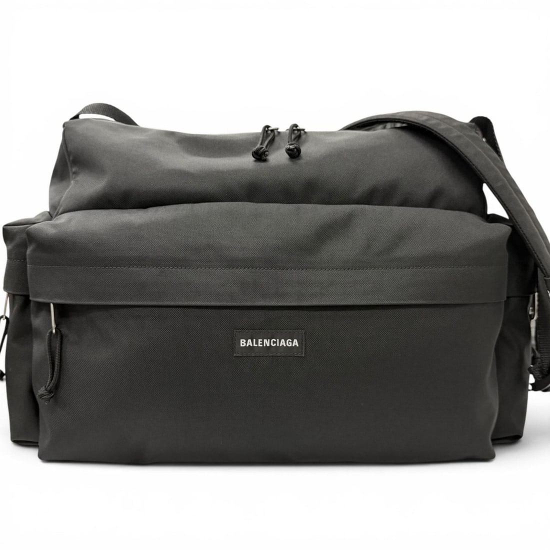 BALENCIAGA 810652 Explorer Multi-Pocket Weekender Medium Recycled Polyamide Shoulder Bag Black Made: --- Catalog ---Category: SizeSize (HxWxD): 34cm x 45cm x 20cm / 13.38'' x 17.71'' x 7.87''Category: DesignType: Shoulder bagColor: BlackGender: MenMaterial: Polyamide Category: GeneralMPN: 810652Brand