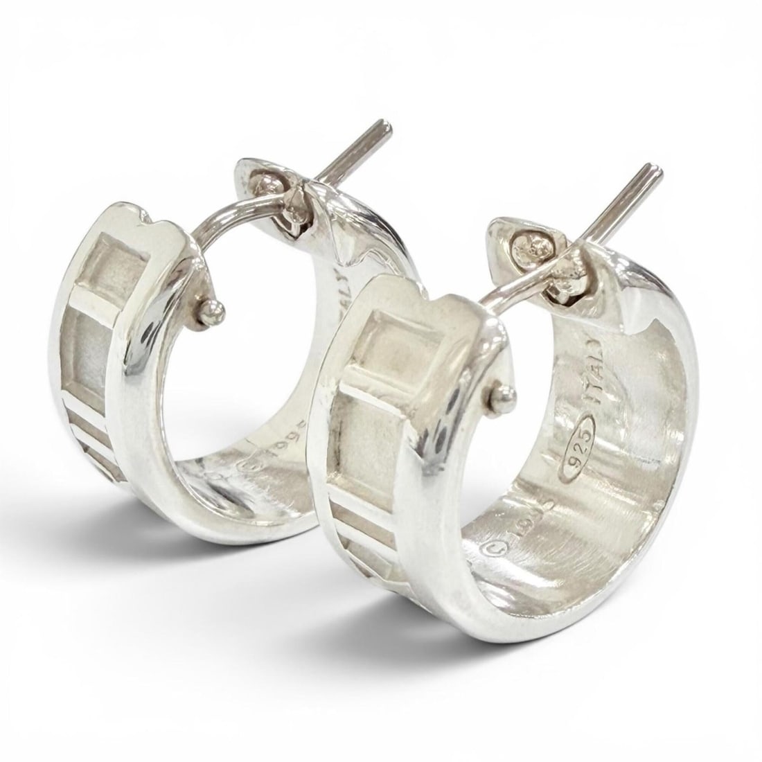TIFFANY&Co. Tiffany Atlas Ring Earrings, 925 Sterling Silver Hoop Pair, Made in Italy, Weight 7.2g,: --- Catalog ---Category: SizeSize (HxWxD): 13.00mm x 14.00mm / 0.51'' x 0.55''Category: DesignType: Hoop earringsColor: SilverGender: WomenMaterial: Silver 925Category: GeneralBrand: TiffanyCountry of