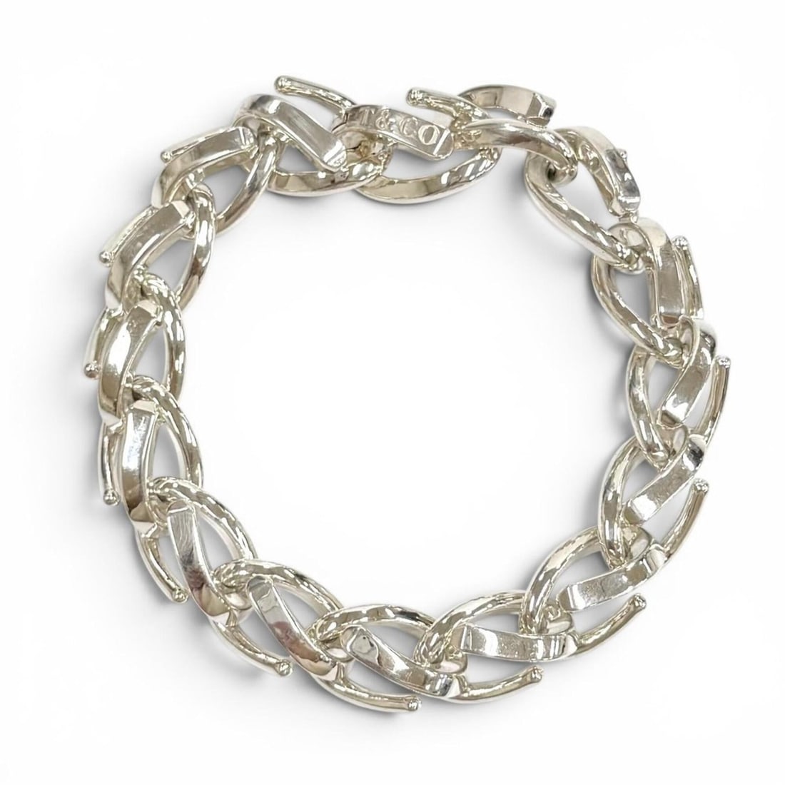 TIFFANY&Co. Tiffany Forge Large Link Bracelet AG925 16 links Silver Accessory 18 Men's Women's: --- Catalog ---Category: SizeLength: 18cm / 7.08''Category: DesignType: Charm braceletColor: SilverGender: Men,WomenMaterial: Silver 925Category: GeneralBrand: Tiffany--- Item List ---Section: Conditi